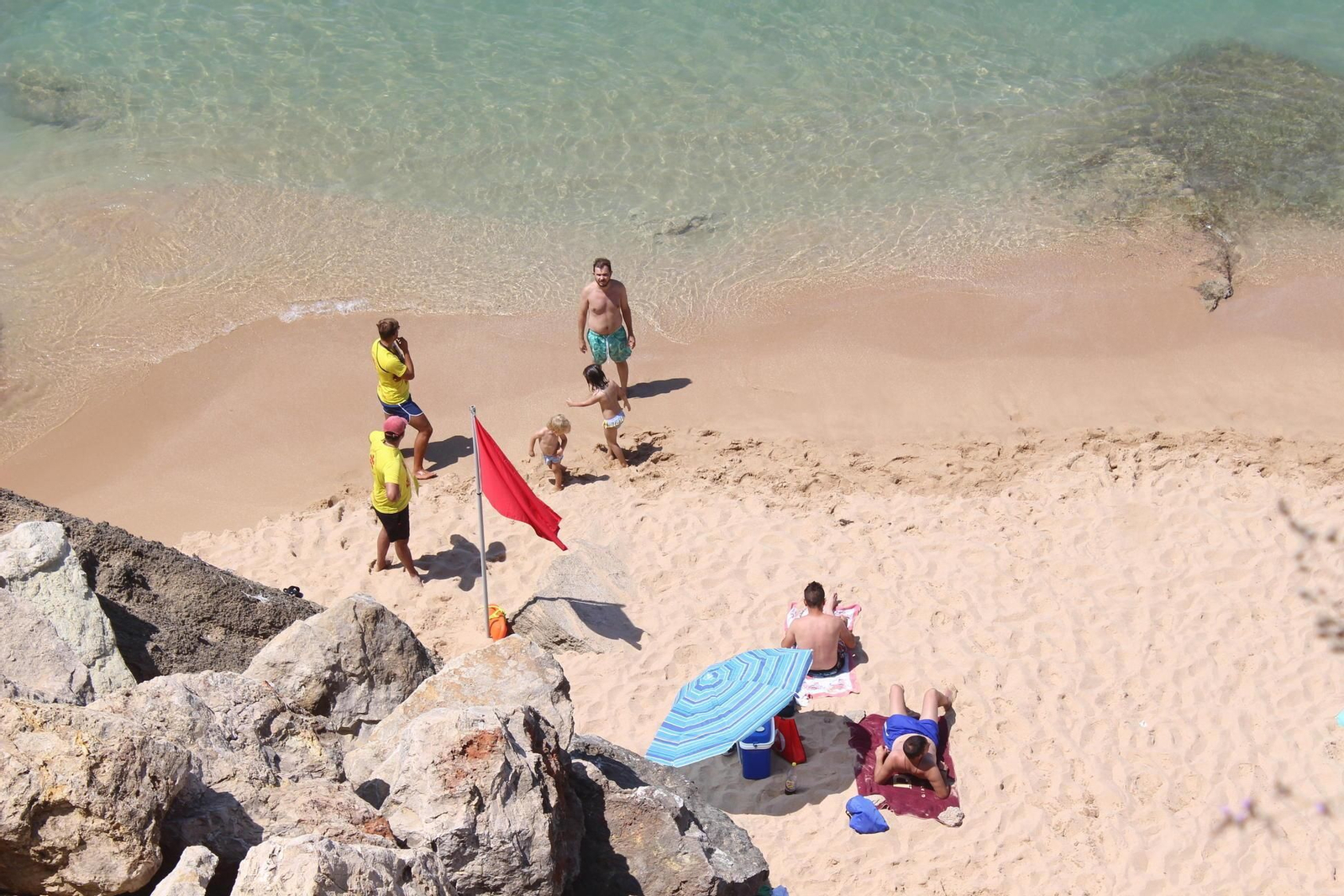 La bandera roja ondeando en los bajos del faro no resta público en la zona.