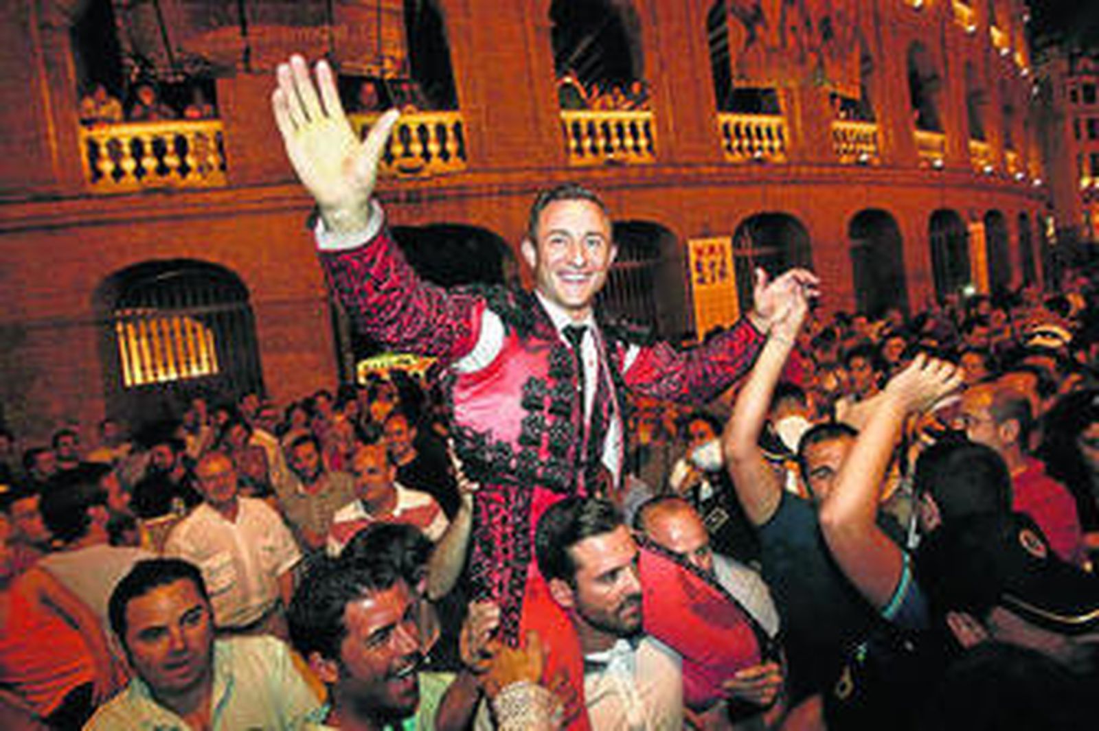 Rafaelillo, en su salida a hombros ayer por la Puerta Grande de la plaza de toros de Valencia.