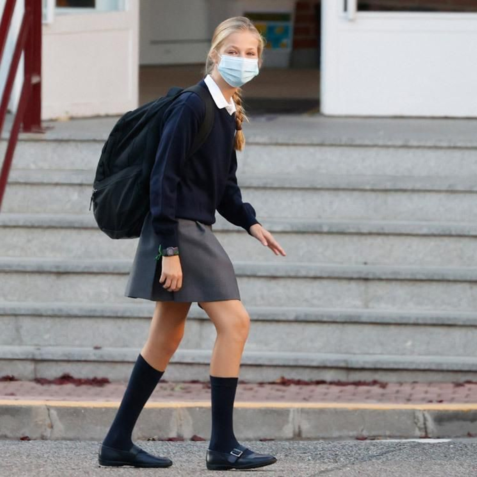 Doña Leonor, llegando a su hasta ahora colegio, Santa María de los Rosales.