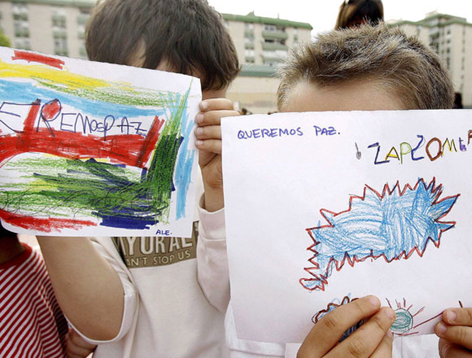 Cientos de ciudadanos condenan en silencio en Andalucía el asesinato del agente