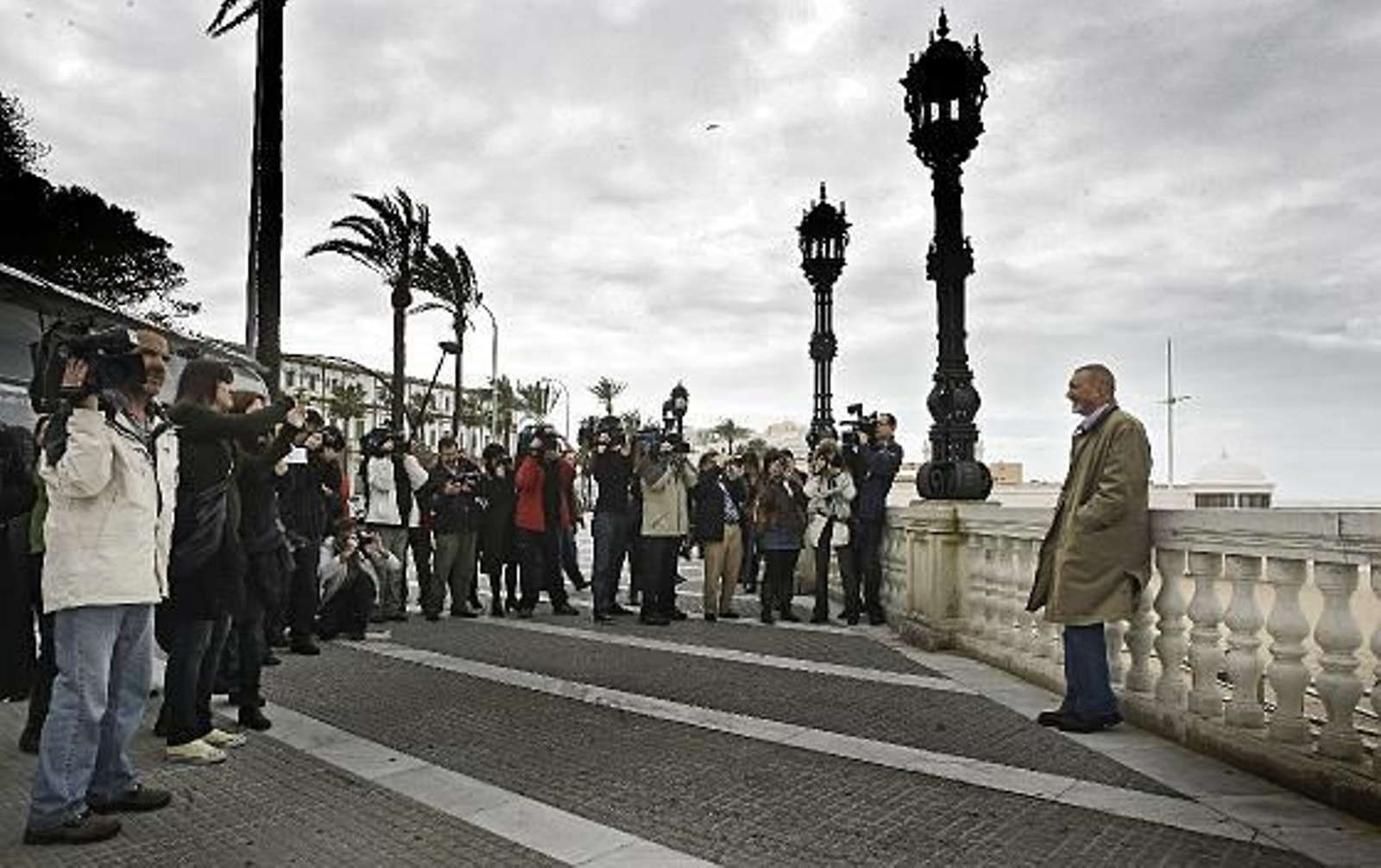 Pérez-Reverte realizó un recorrido por las localizaciones de su última novela, ambientada en el Cádiz de 1811. /Julio González