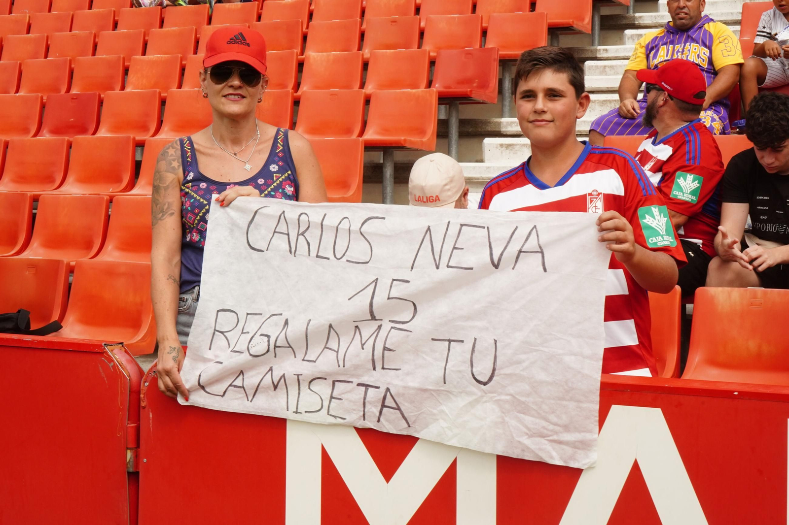 Aficionados del Granada CF en el Nuevo Los Cármenes