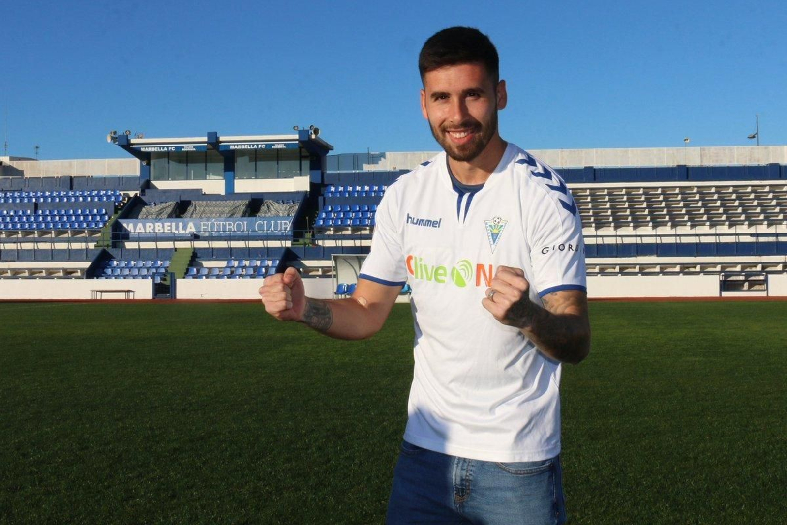Elías Pérez, último fichaje blanquillo, posa con su nueva camiseta.