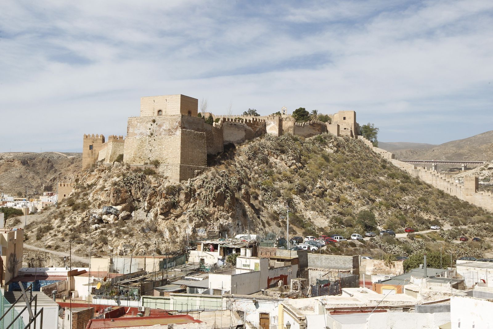Imagen de la Alcazaba y su entorno captada desde la azotea del Ayuntamiento de Almería.