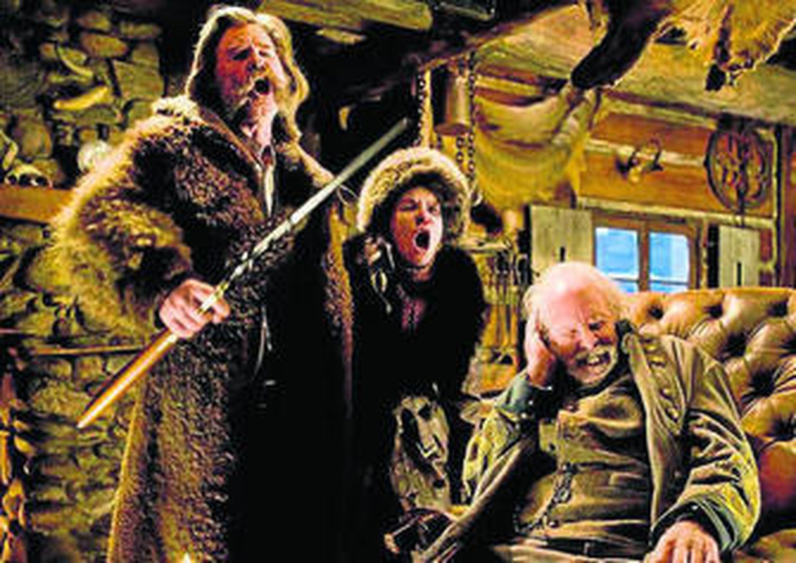 El dueño del Cinema Tomares, Rafael Cansino, delante de la clásica cartelera de toda la vida.