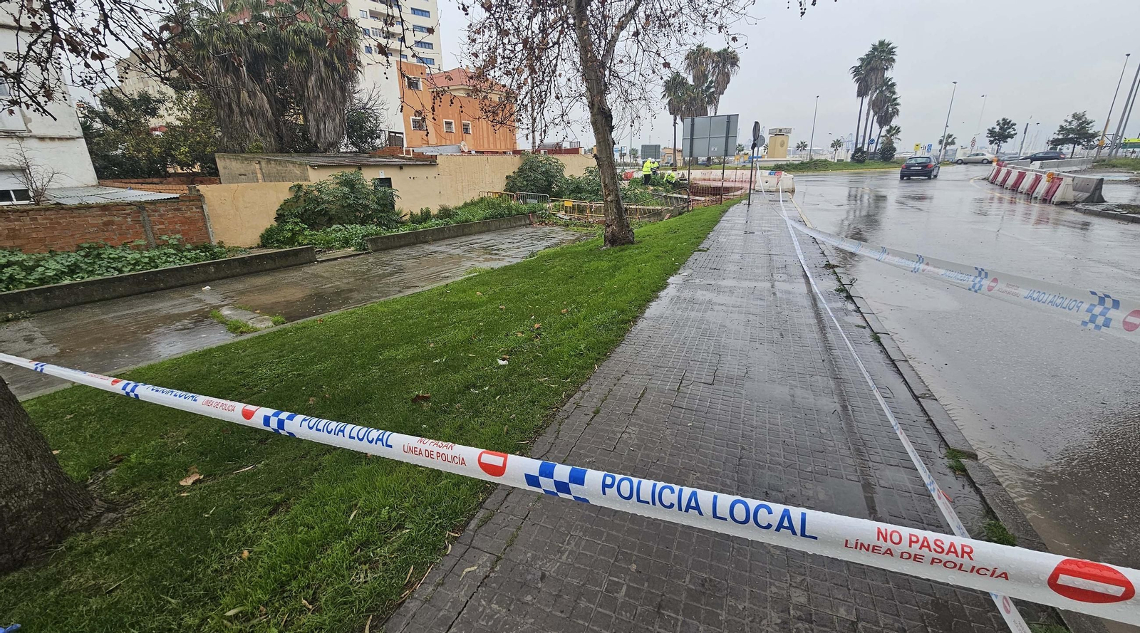 La rotonda del Varadero de Algeciras tras el hundimiento de una plancha de cubría el arroyo del Saladillo, en imágenes