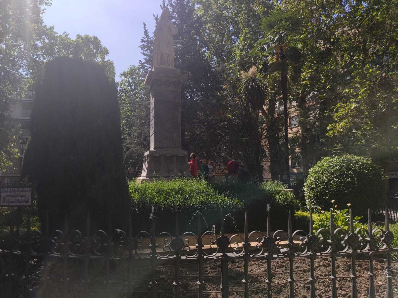 La restauración de la estatua de Mariana Pineda de Granada, en  imágenes