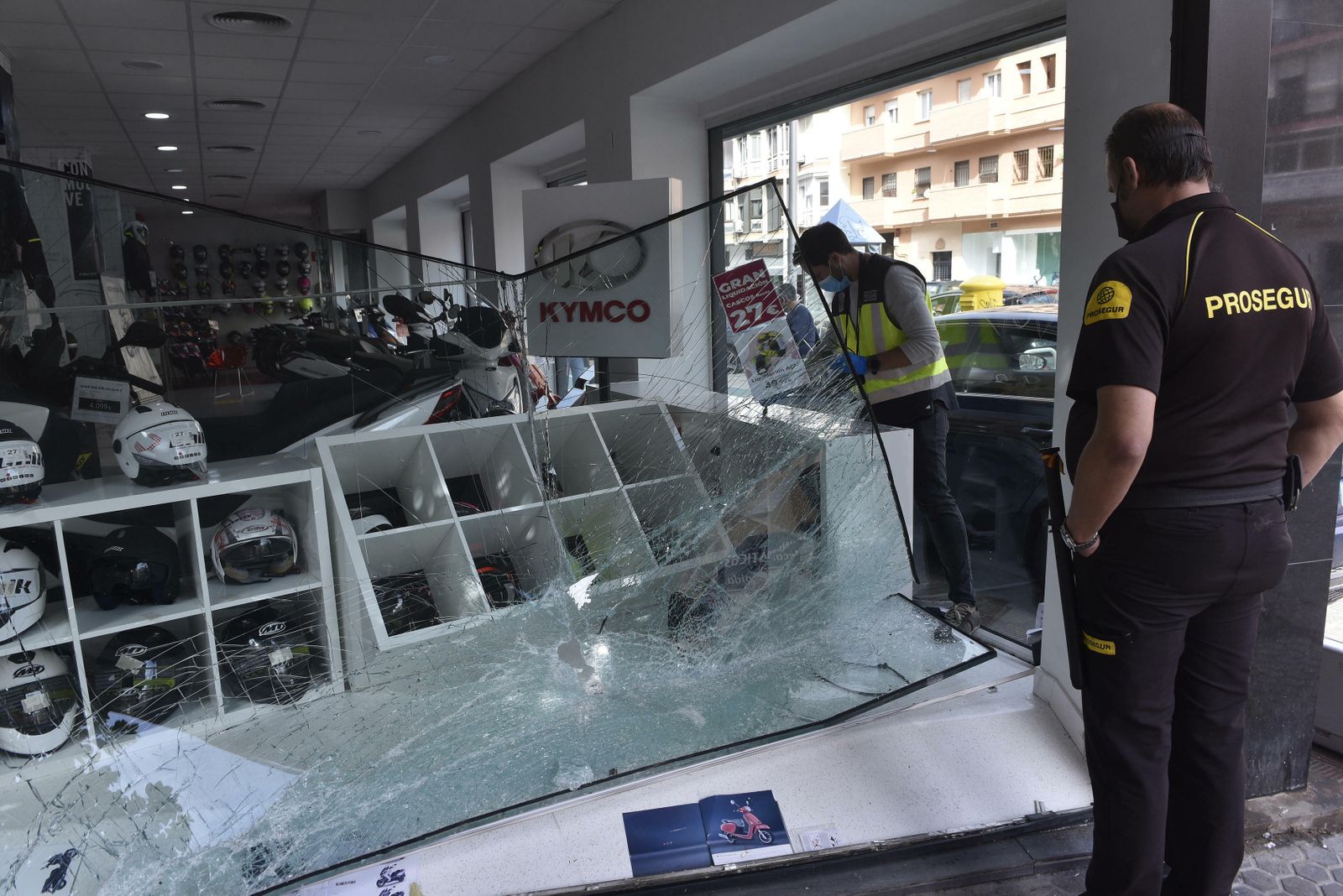 Estado en que quedó el escaparate de una tienda de motos de la Carretera de Carmona tras sufrir un alunizaje.