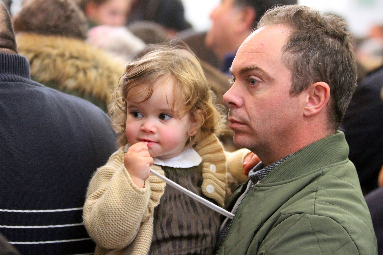 El Rocío celebra La Candelaria con la presentación de los niños a la Virgen, en imágenes