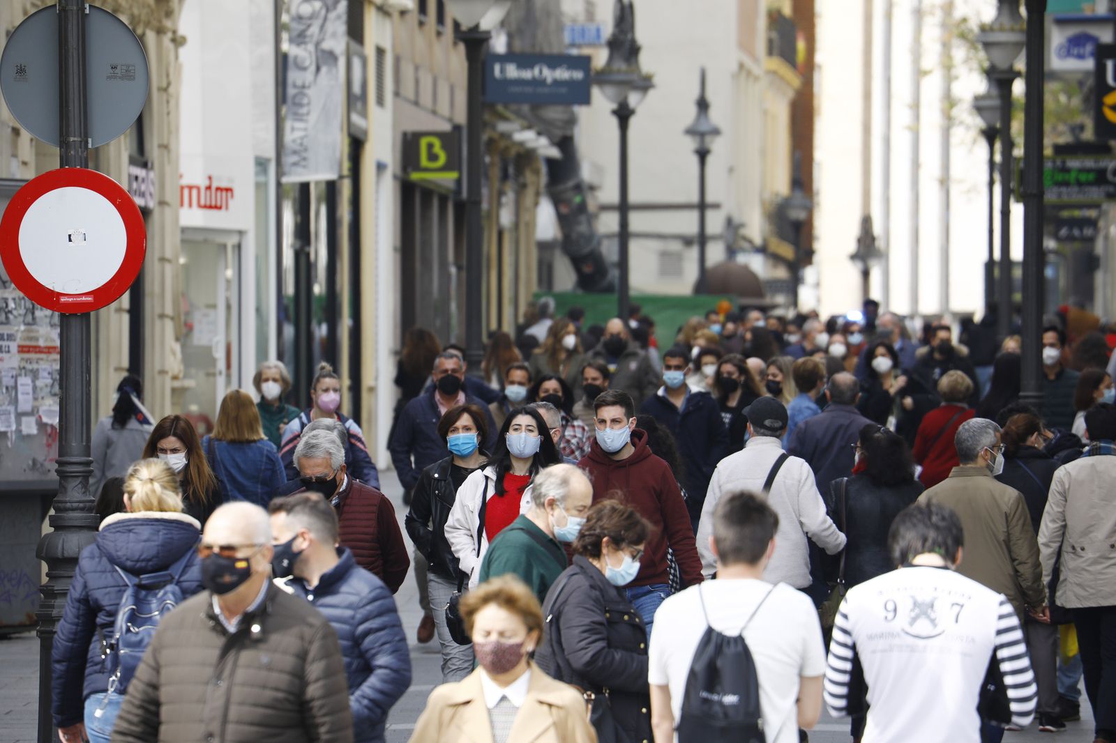 El buen tiempo llena las calles y terrazas en el primer día del Puente de Andalucía en Córdoba