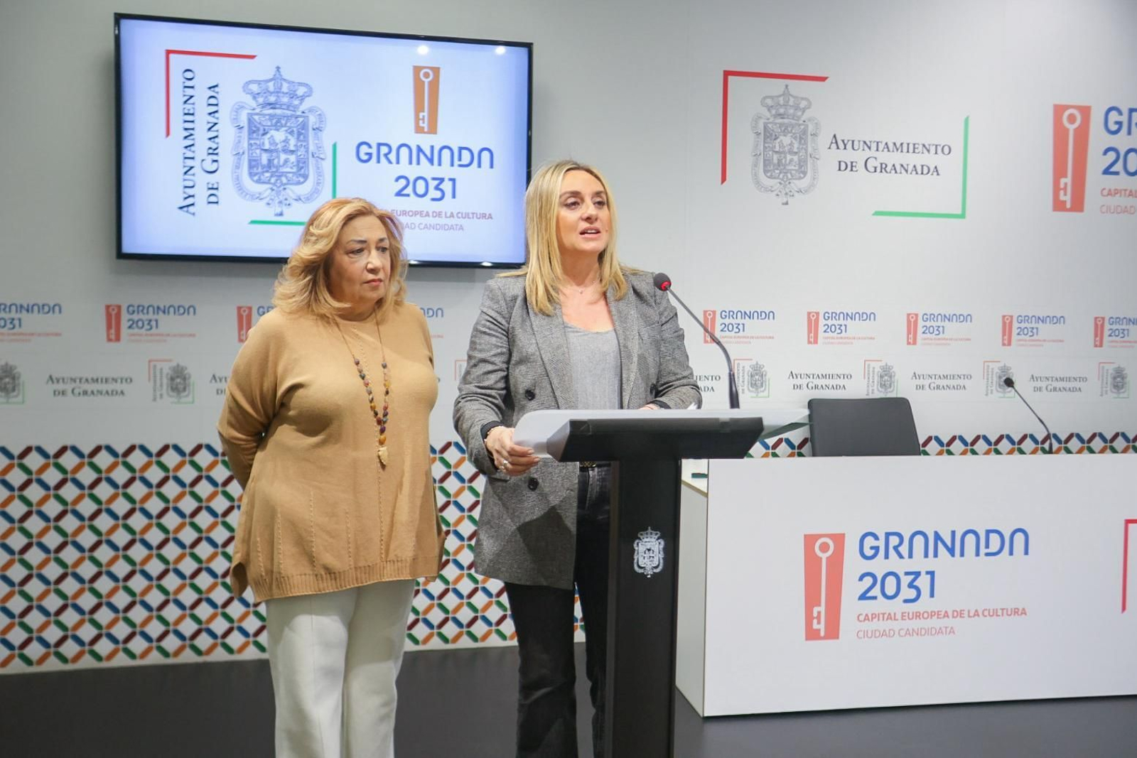 La alcaldesa de Granada, Marifrán Carazo, y la concejal de Economía, Rosario Pallarés