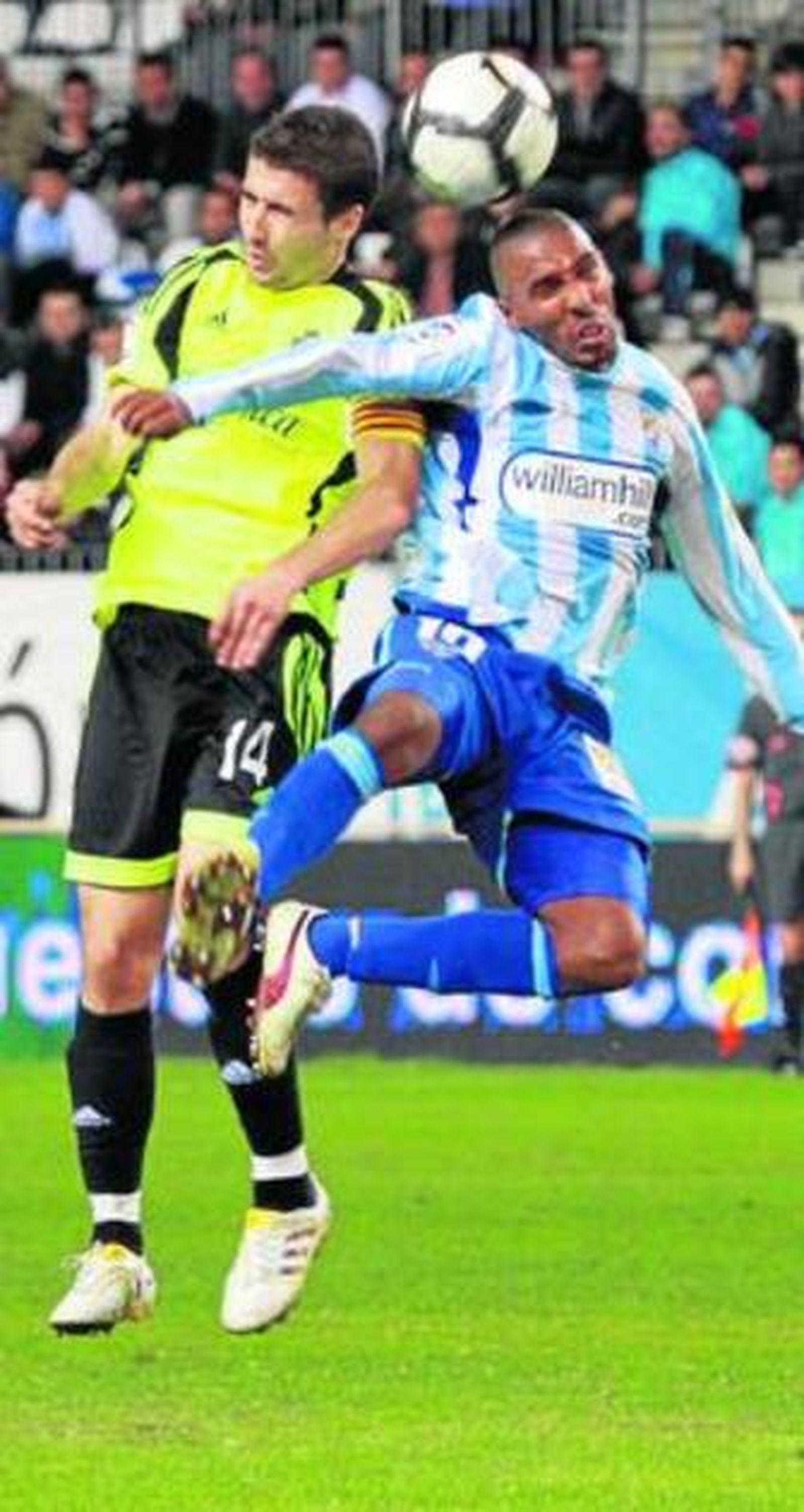 Mtiliga choca con Gabi, del Zaragoza, en un salto por el balón.