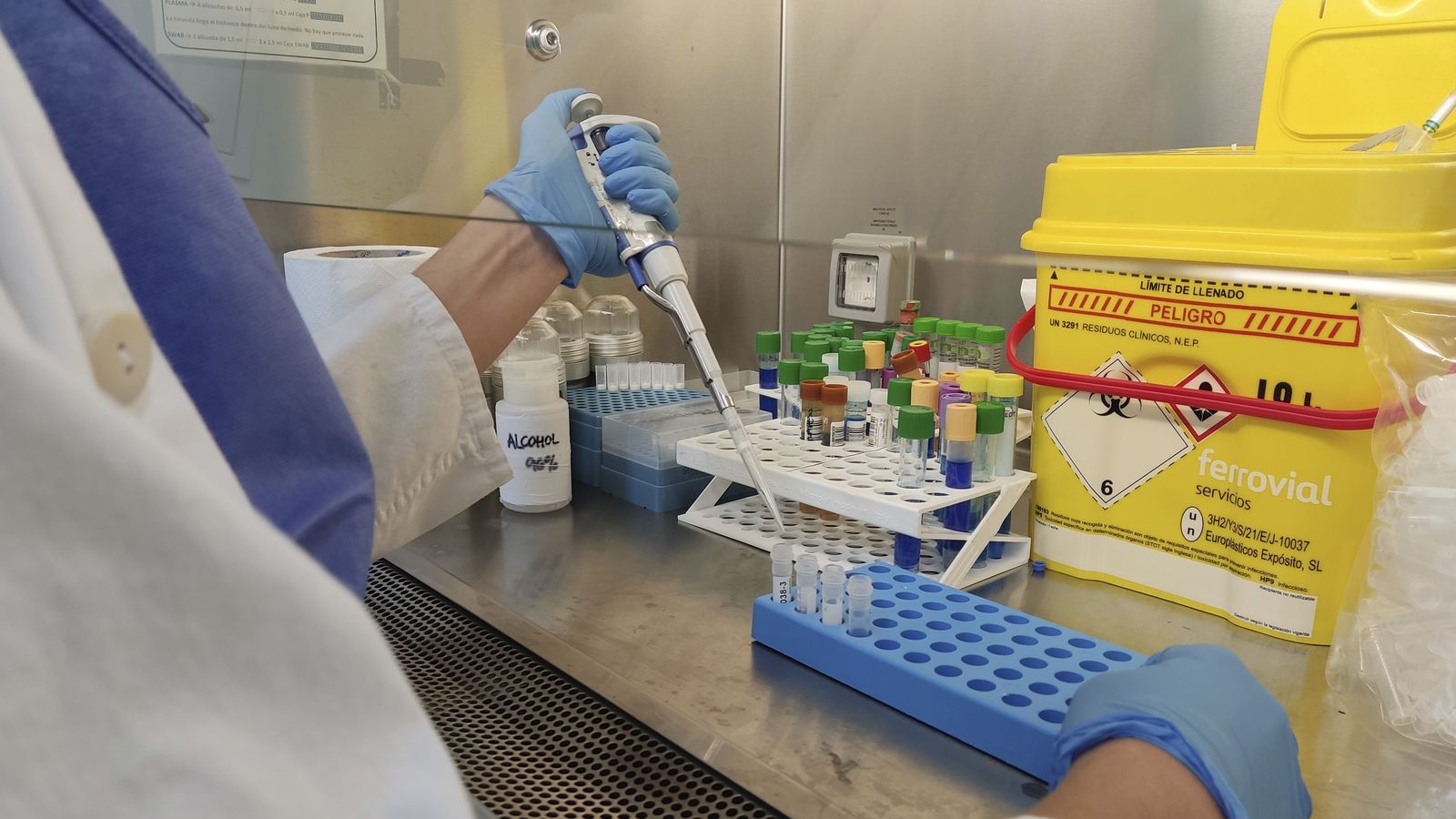 Detalle del trabajo de manipulación de muestras en el laboratorio del Biobanco.