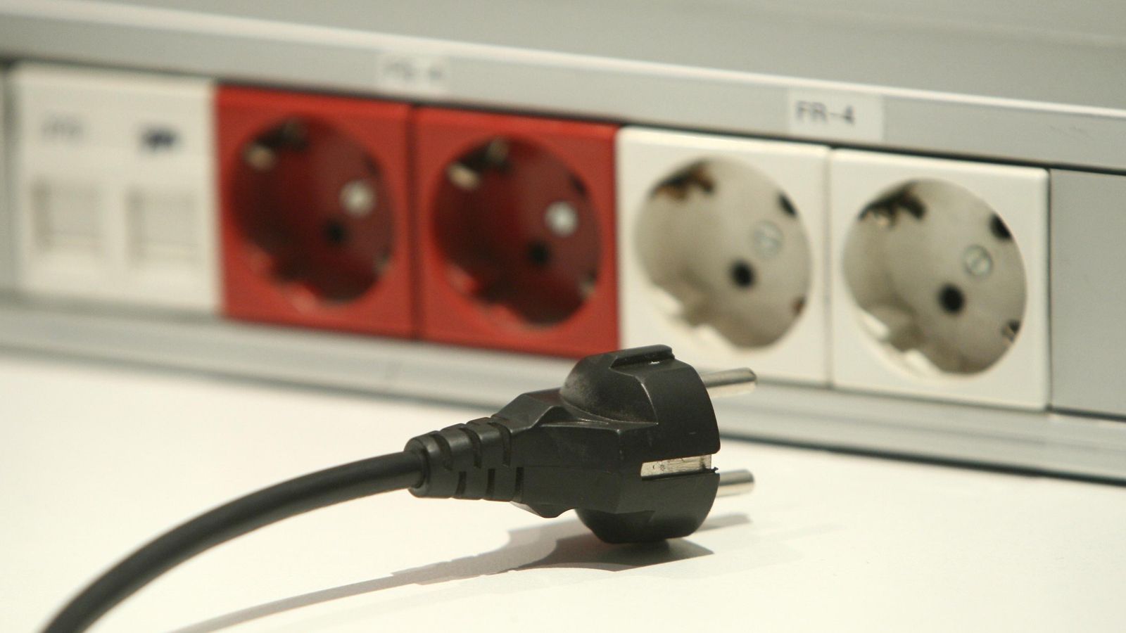 Una regleta para conectar varios dispositivos eléctricos a la vez.