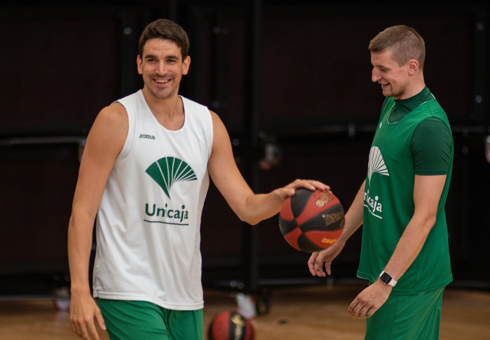 Suárez y Waczynski sonríen en un entrenamiento.