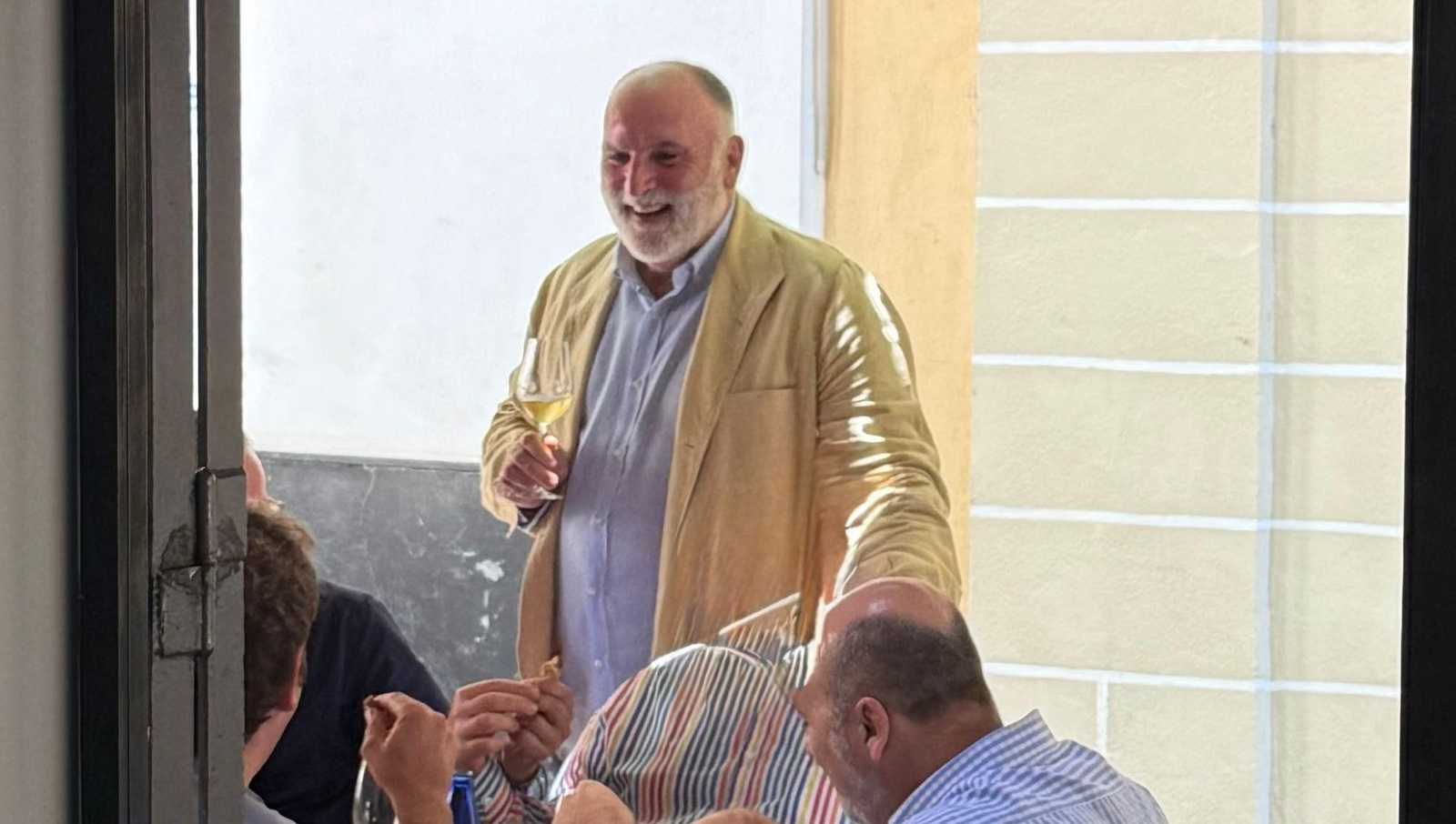 El chef José Andrés en el restaurante La Marea de Marcos con una copa de vino El chef José Andrés en el restaurante La Marea de Marcos con una copa de vino