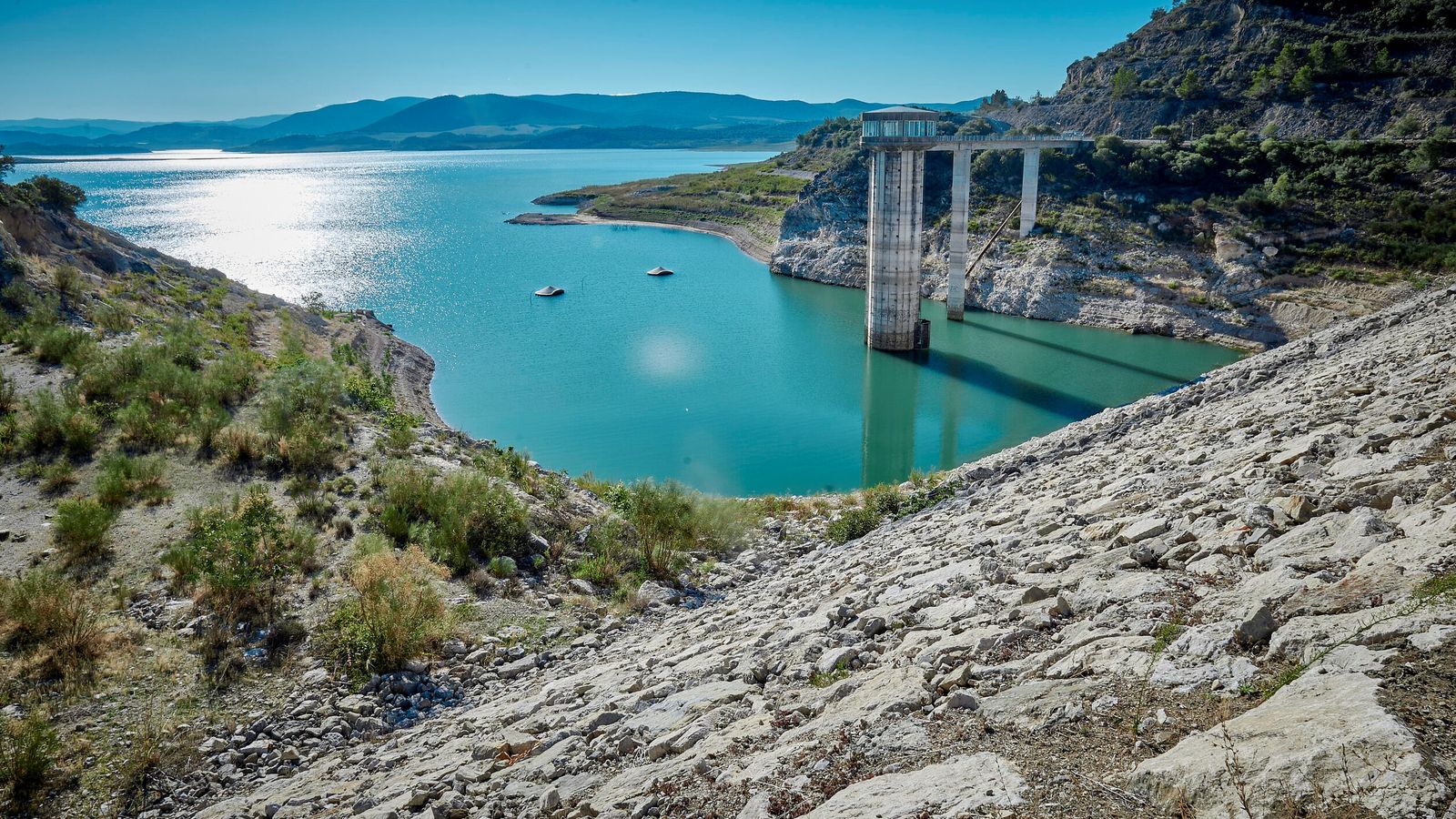 El embalse de Guadalcacín, fotografiado en octube de 2023, cuando tenía un raquítico 19% de almacenamiento por culpa de la sequía.