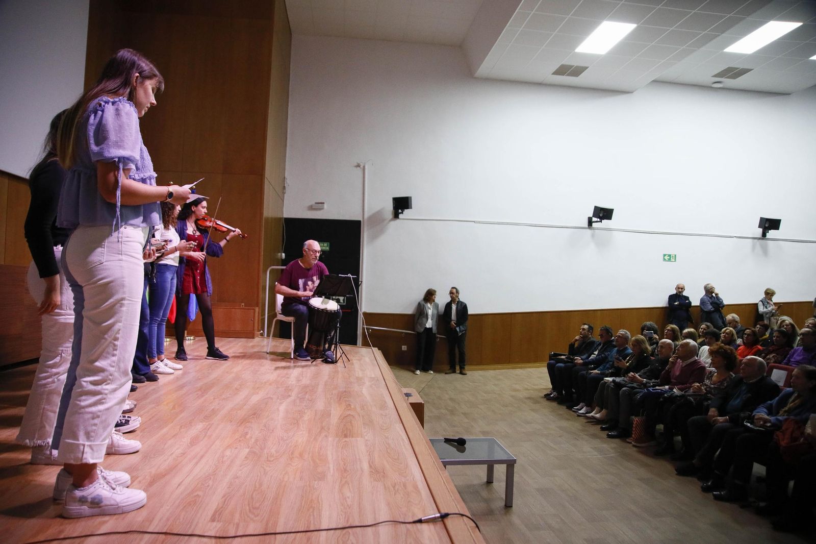 Las imágenes de la presentación del libro "Almería es poesía" en la biblioteca Villaespesa de la ciudad de Almería