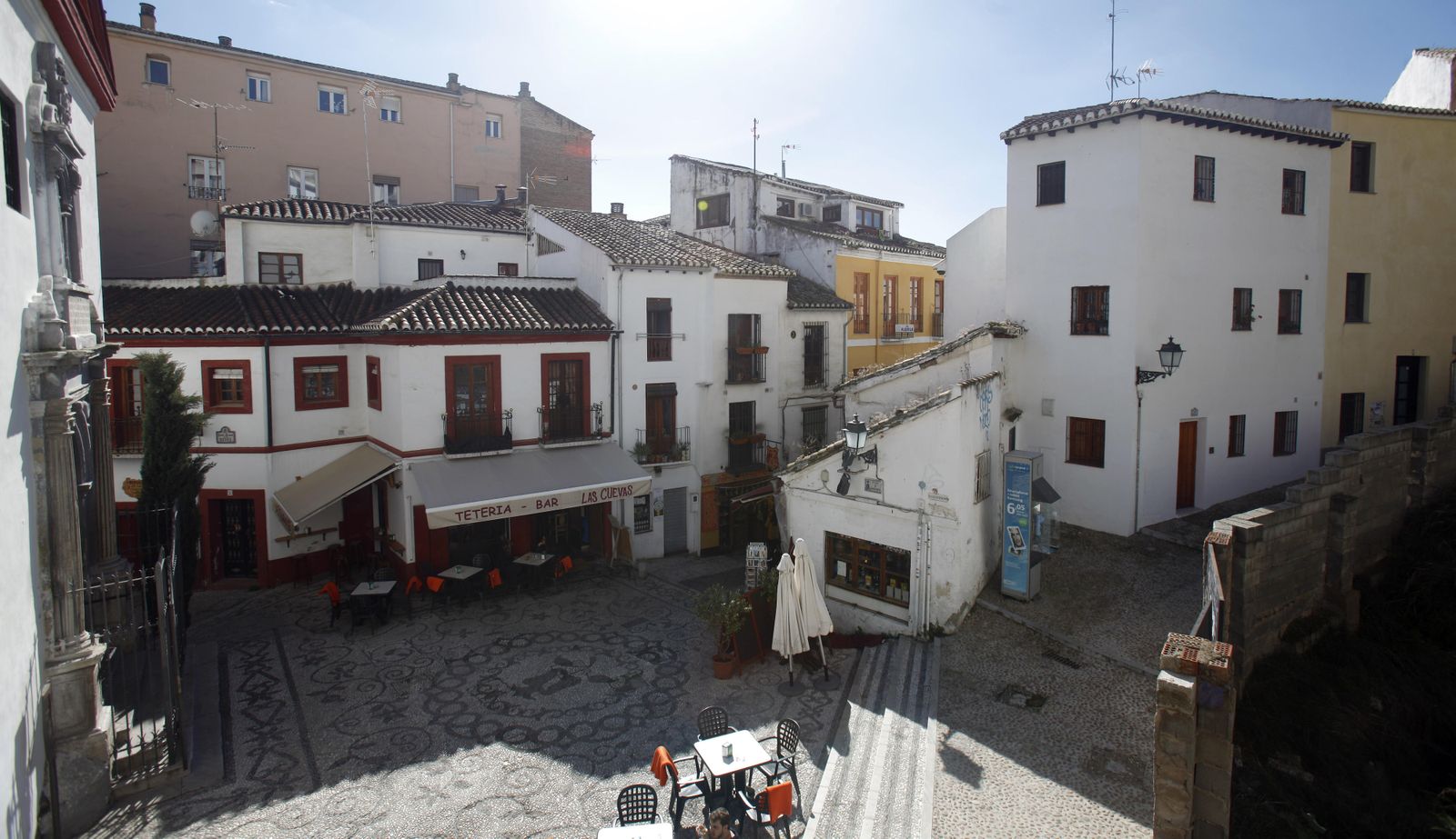 Imagen de una de las plazas del barrio granadino.