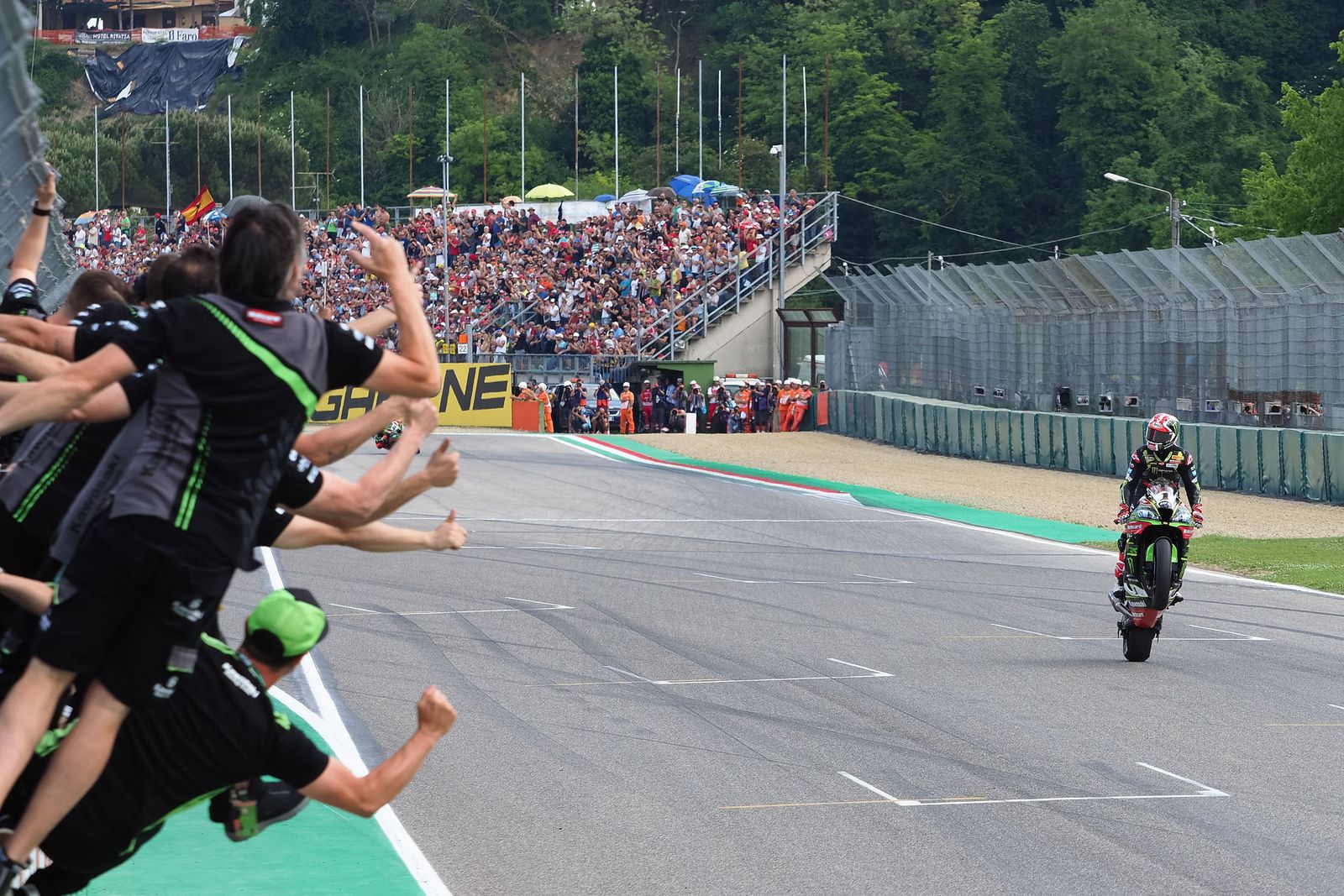 Jonathan Rea, entrando vencedor en la meta de Imola en 2018.