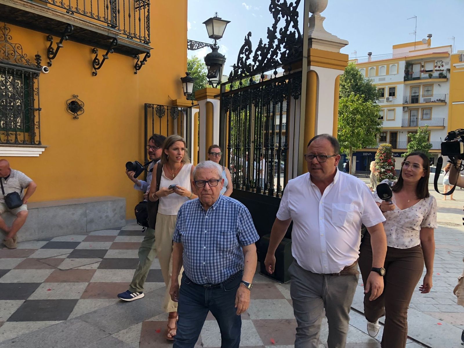 Francisco y David Arquillo llegando a la basílica tras la polémica restauración de la Macarena.