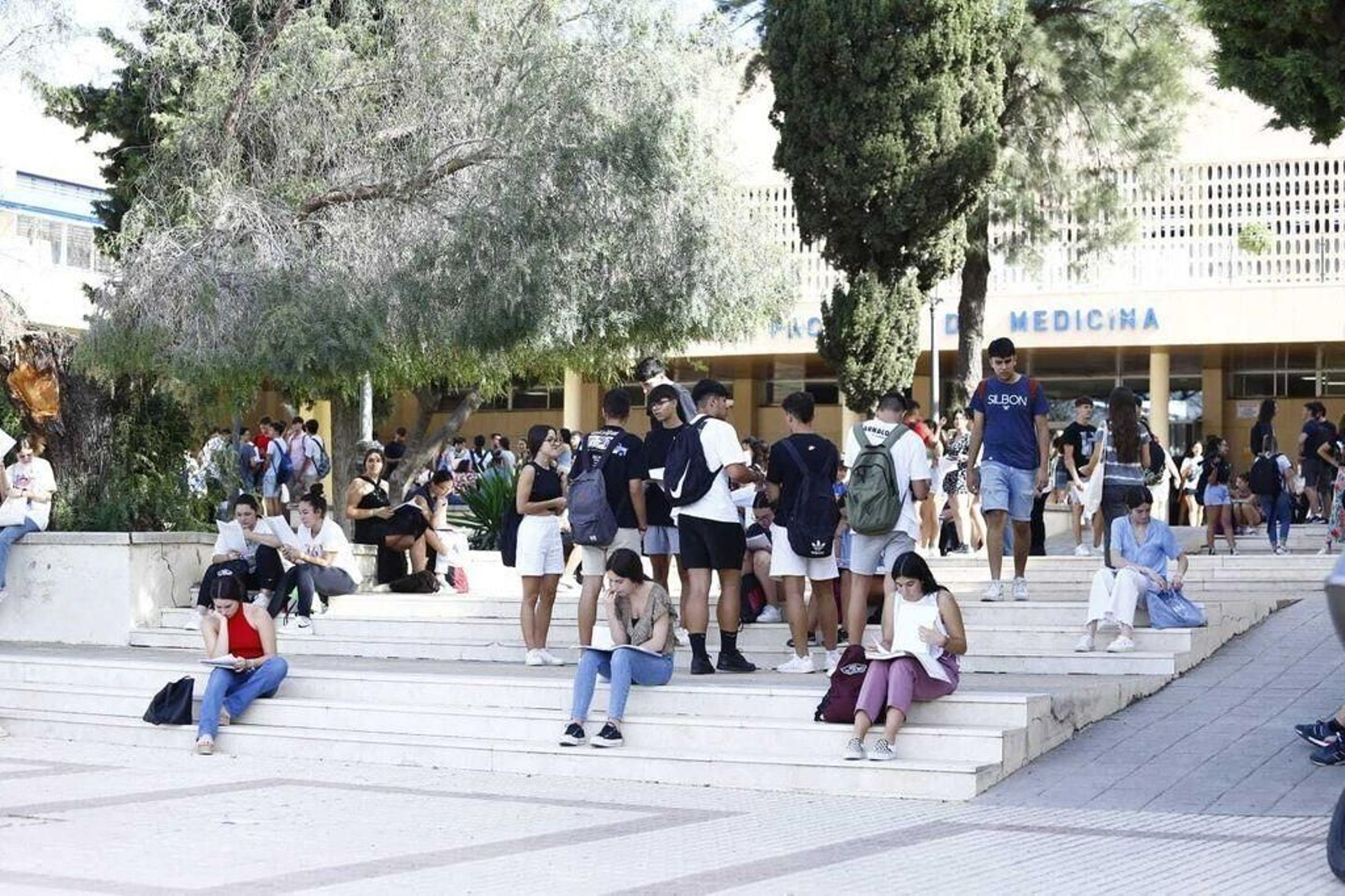 Estudiantes en uno de los descansos de la Selectividad este pasado 14 de junio.