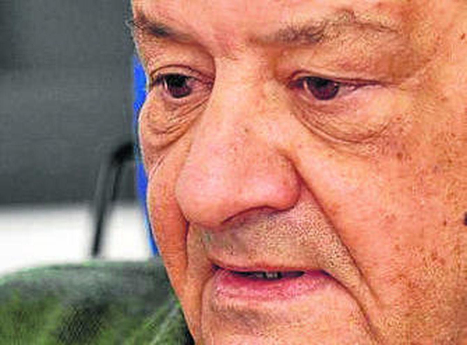 Carlos Arenas, en la Facultad de Ciencias del Trabajo, con la Enramadilla y Viapol en segundo plano.