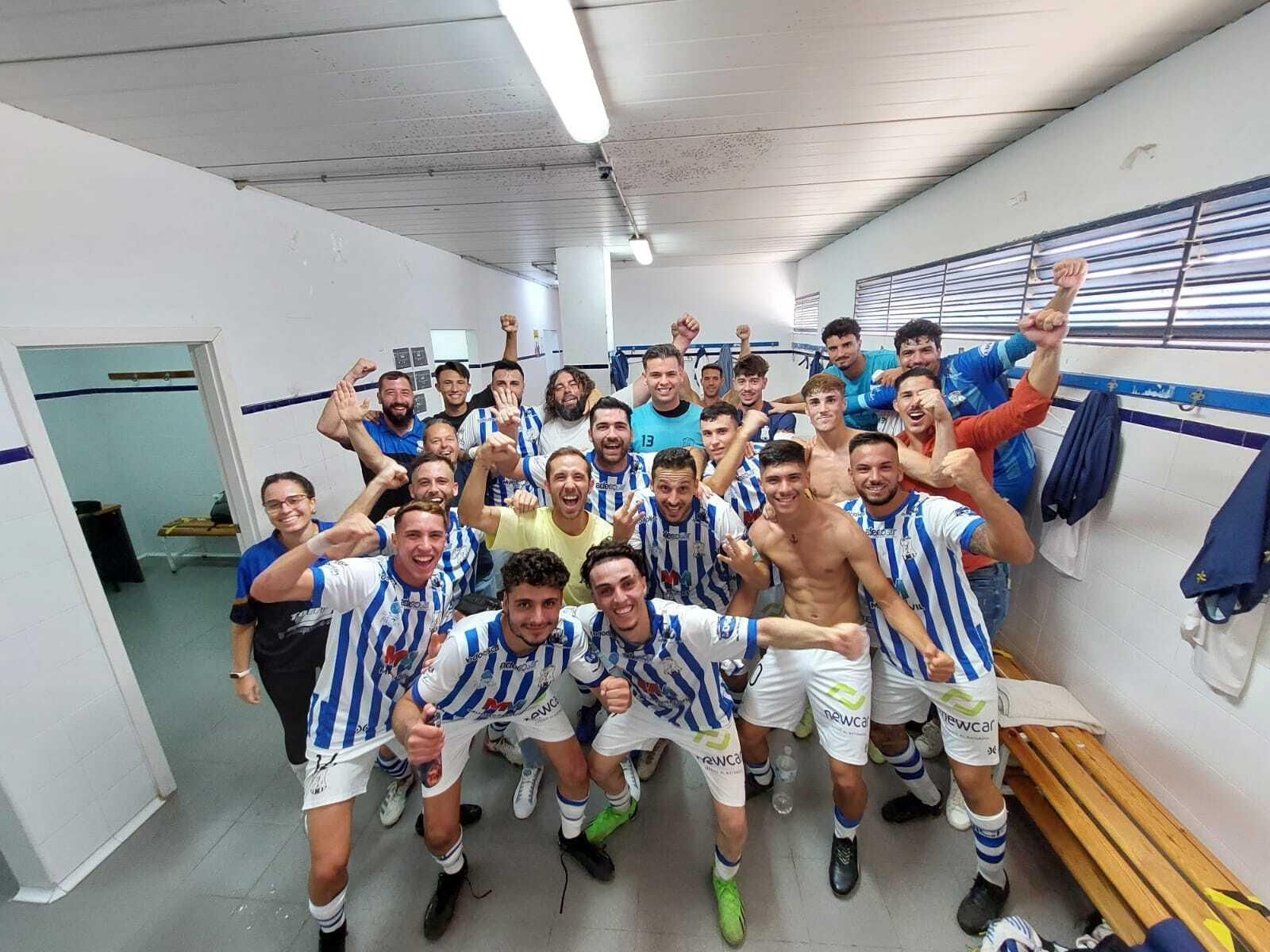 Los industrialistas celebran en el vestuario su victoria ante el Xerez DFC B.