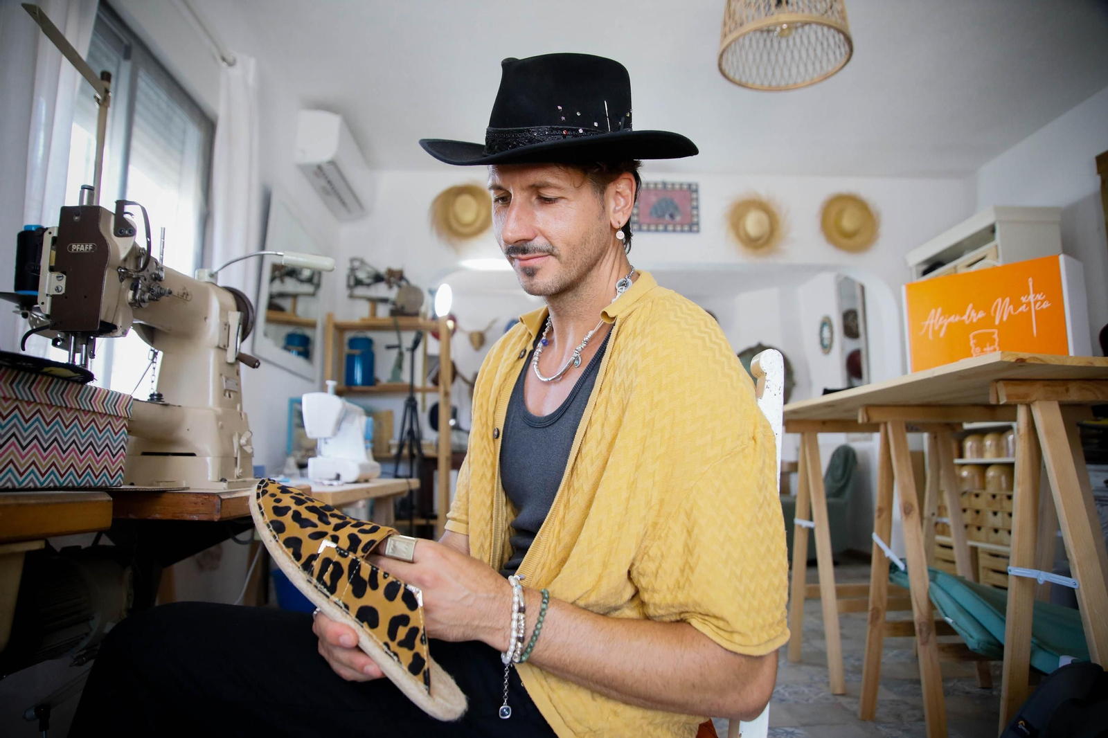 Imágenes del proceso creativo en sombreros de Alejandro Mateo