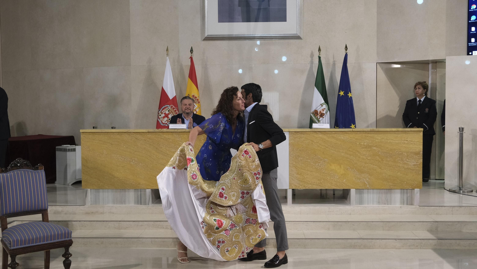 Imágenes de la entrega del capote de paseo de la feria taurina 2021 en honor a la Virgen del Mar, al torero Emilio de Justo
