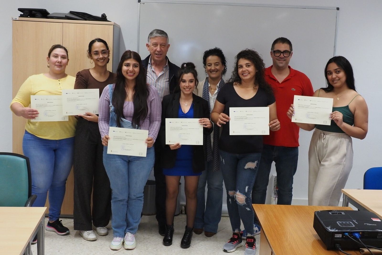 Carmelo Romero con algunas de las alumnas.