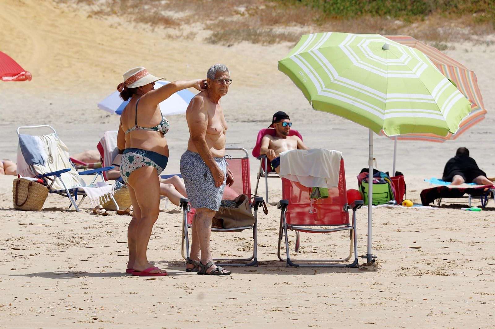 Imágenes del ambiente en las playas de Matalascañas, La Bota y Mazagón durante la mañana del domingo