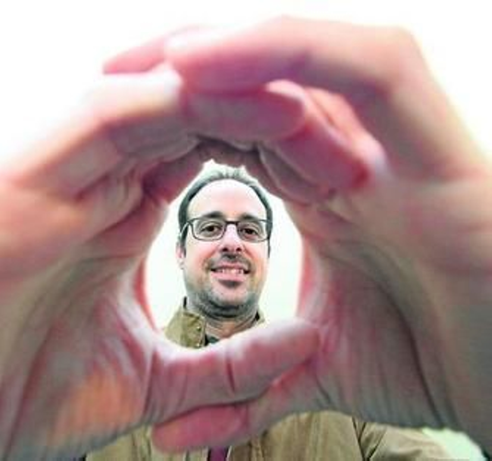 1. Elías Sevillano, director, junto a Ángel López, de la Sala Cero y de la compañía de este espacio. 2. Carmen Orellana y Elías Sevillano, que también actúa, en una imagen promocional de 'La ventana abierta'.