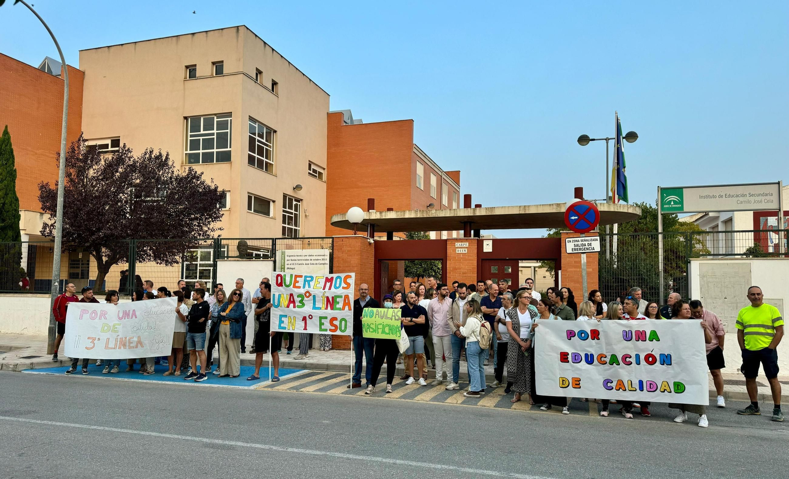Concentración a las puertas del instituto de Campillos