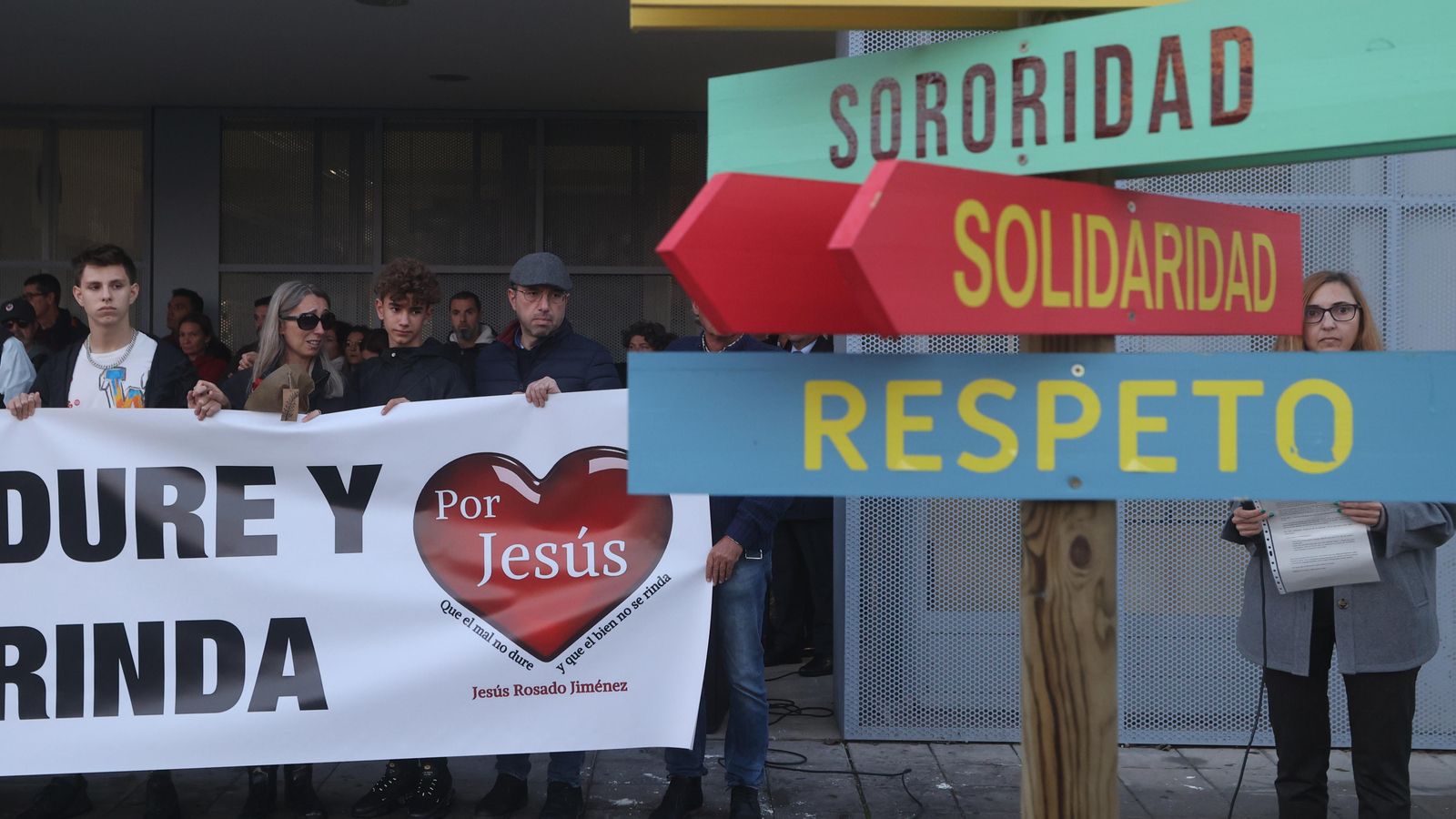 Final de la manifestación en la puerta del IES Palomares.