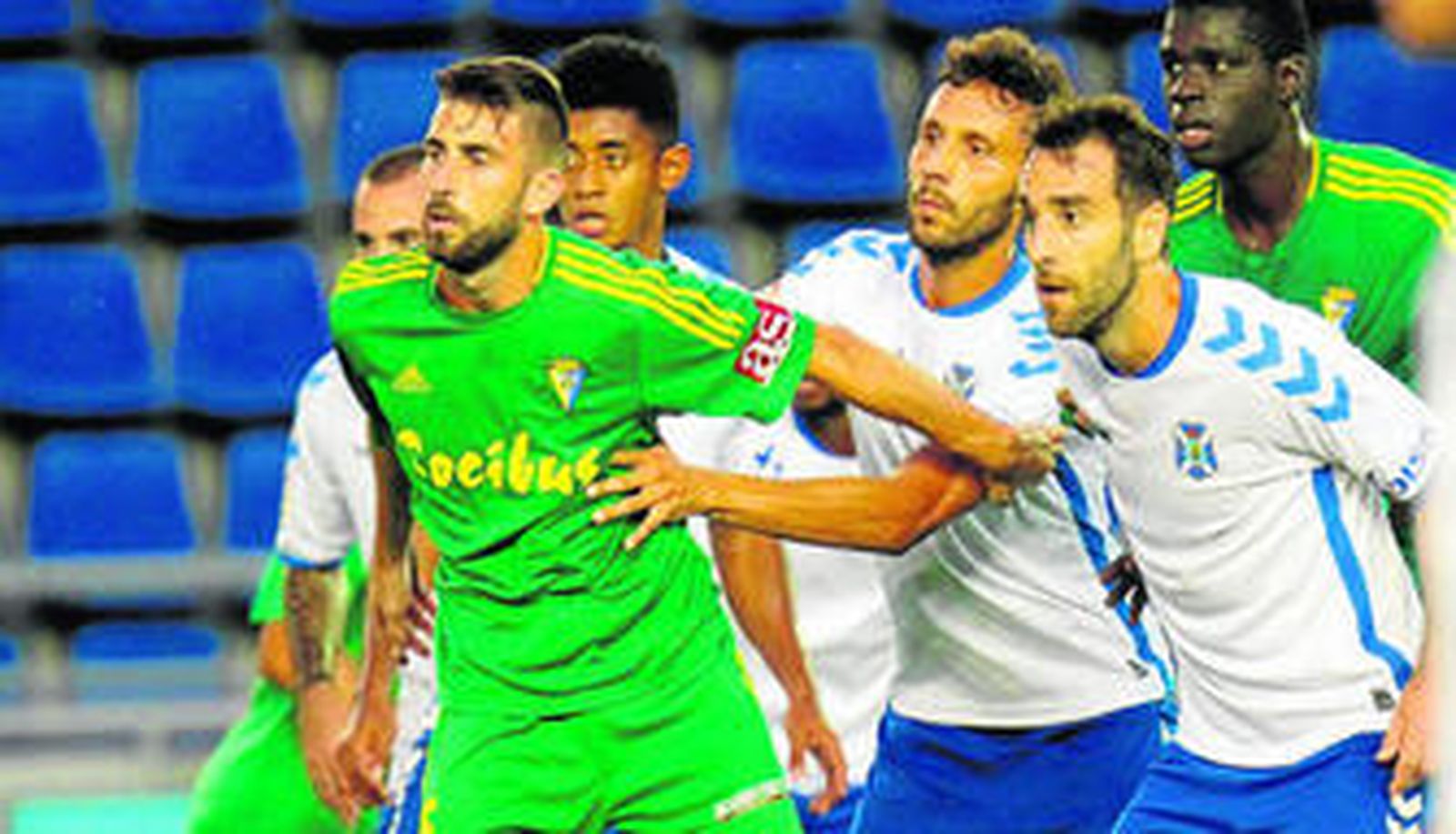 José Mari, rodeado de contrarios, y el isleño Germán se sujetan en un instante del partido entre Tenerife y Cádiz disputado el pasado domingo.