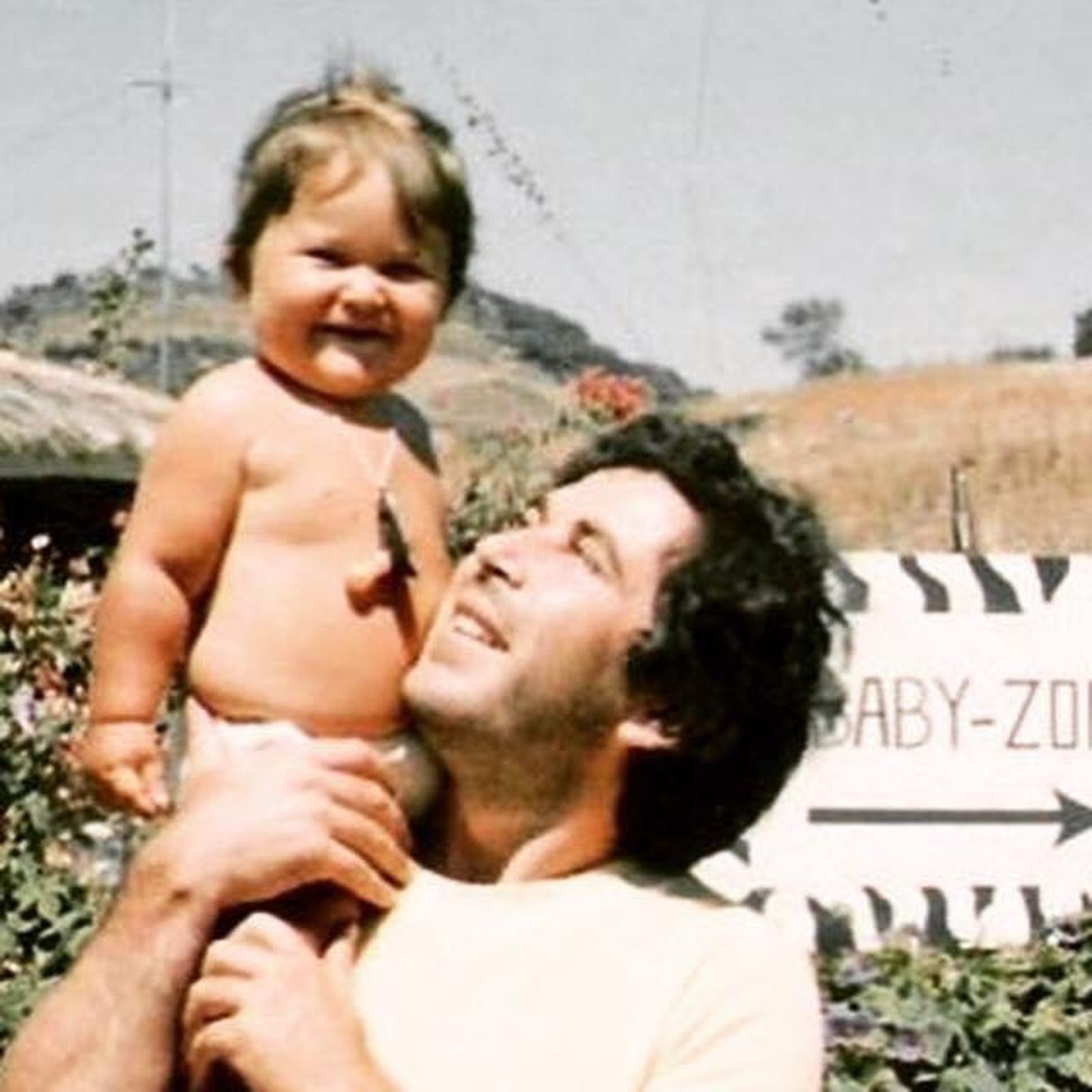 1. Manuel Olivares, de niño, en uno de sus veranos inolvidables 2. La imagen de Perico Delgado en uno de sus ataques para la historia. 3. Playa de Mónsul, en Almería.