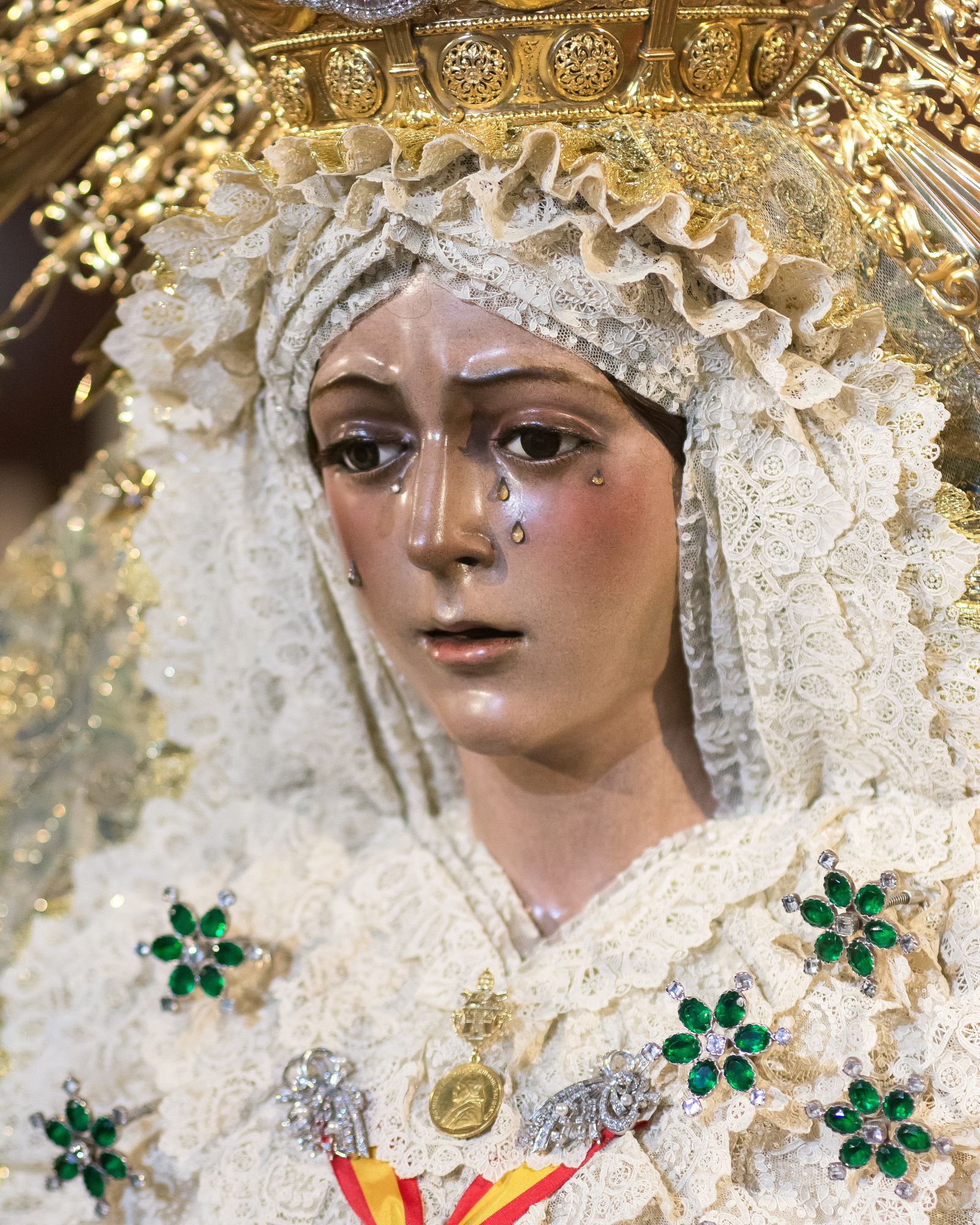 La Esperanza recibe la veneración de Sevilla en la Macarena