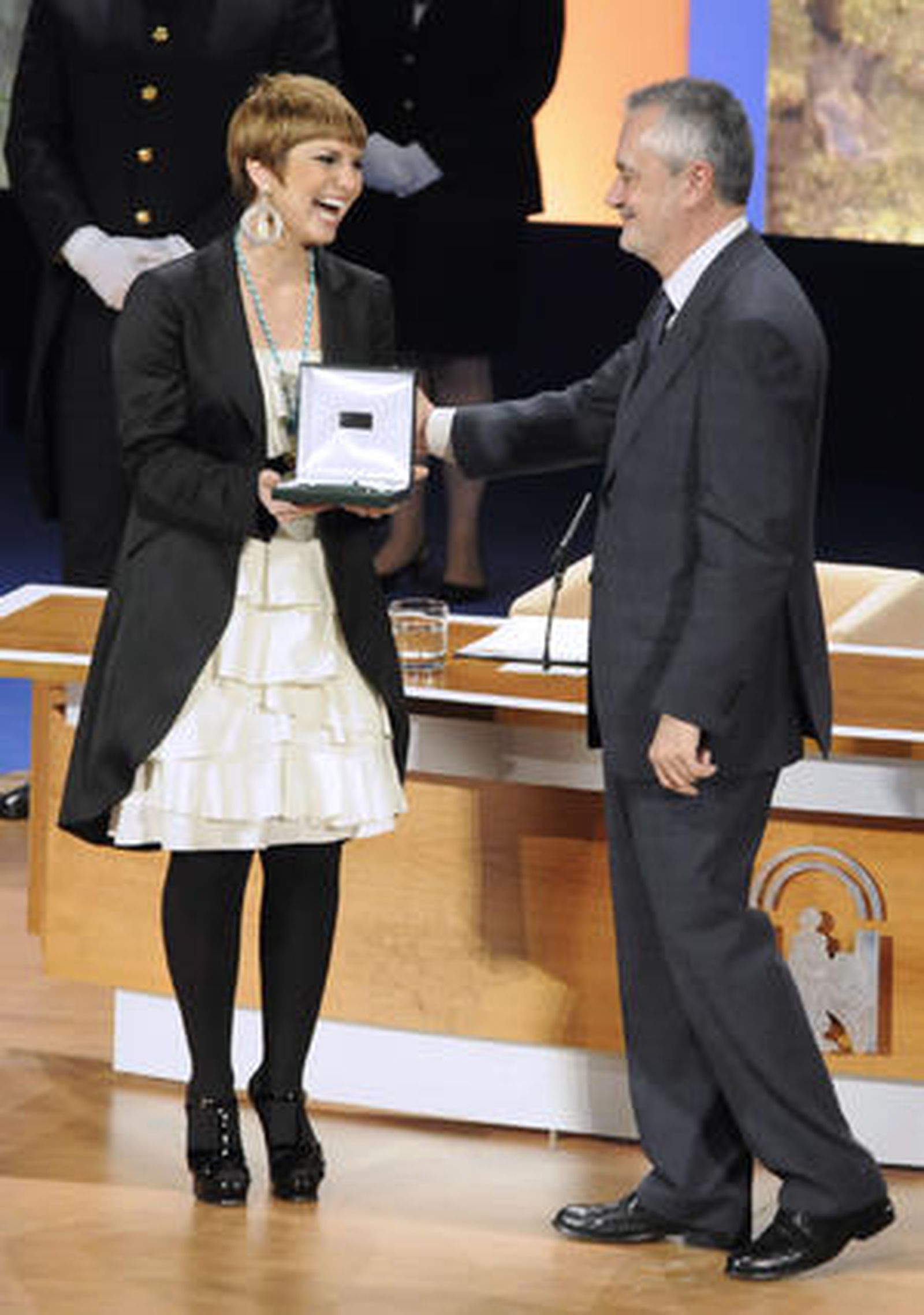 Pasión Vega recibe la distinción. / Juan Carlos Muñoz · Juan Carlos Vázquez