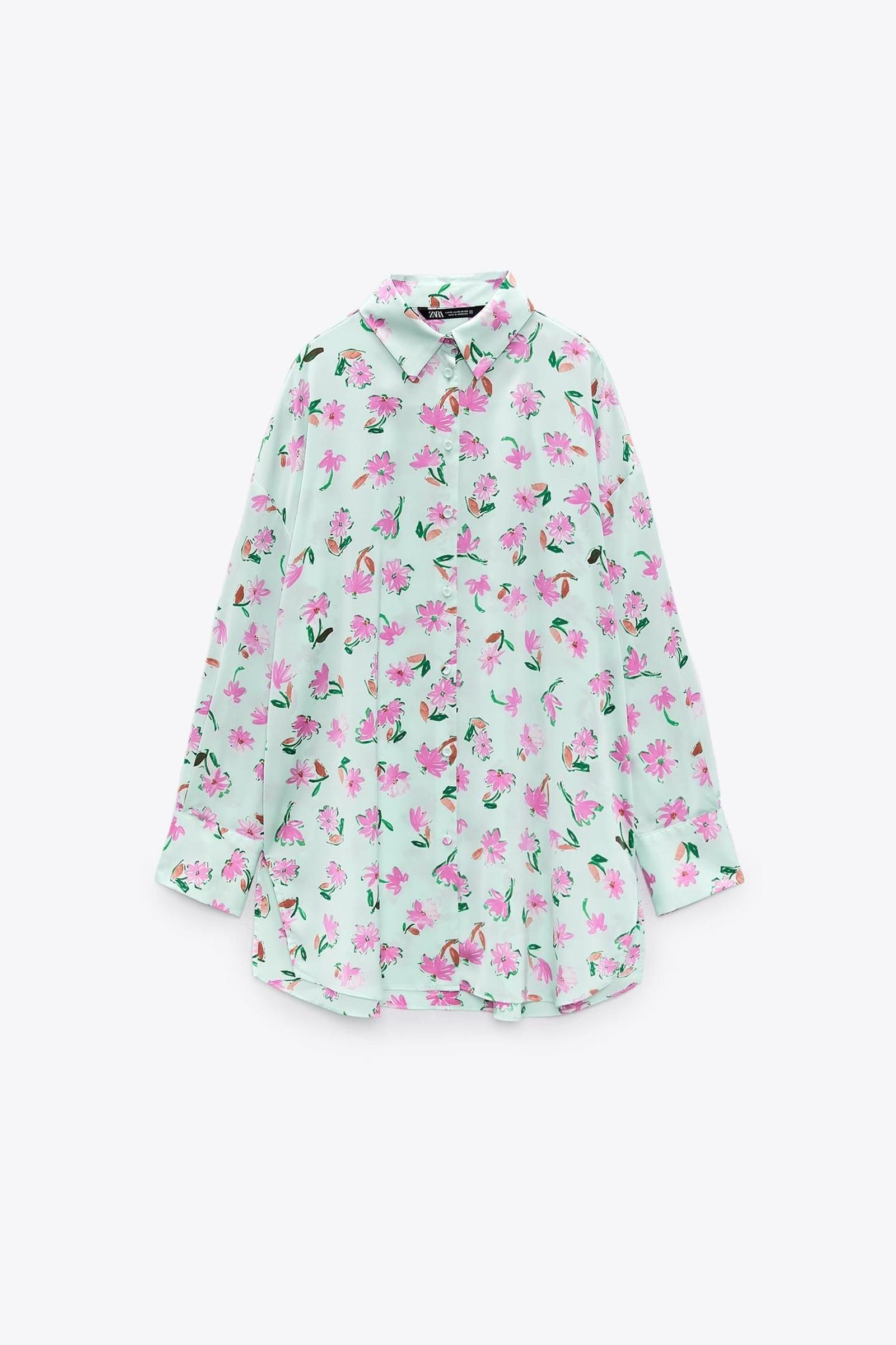 Blusa de flores oversize de Zara.