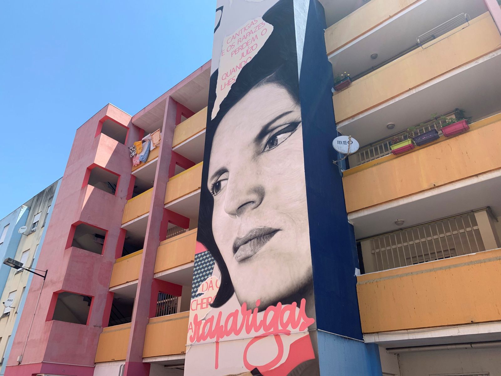 Mural realizado por el artista urbano Smile con motivo del centenario de Amália Rodrigues.
