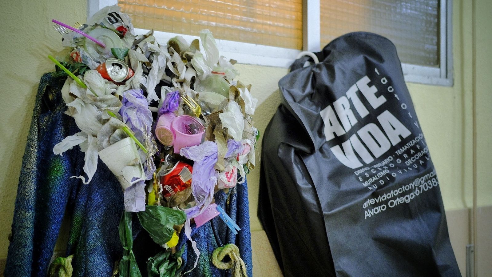Detalles del tipo de 'Los resilentes', con material reciclado.