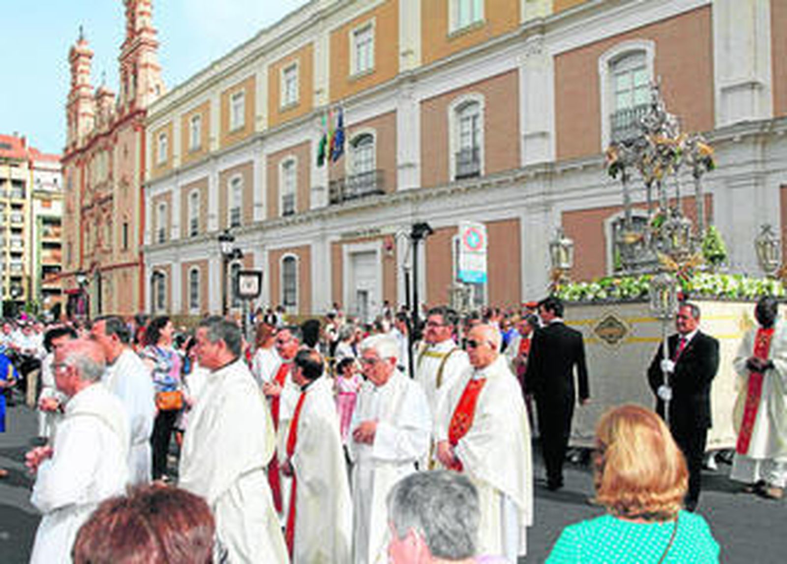 1. La Custodia, en el paso portado por costaleros de la Cena, en la Plaza de la Merced. 2. Altar de la Asociación Cultural de Fieles Asuncionistas, en Mora Claros. 3. Altar de la Agrupación de Fieles del Santísimo Cristo de la Redención y la Paz de El Higueral. 4. Miembros del Consejo de Hermandades y Cofradías y el pregonero de la Semana Santa, Nacho Molina. 5. Mujeres de las asociaciones eucarística, a su paso por el altar de la Concepción. 6. El obispo da la comunión a los niños.