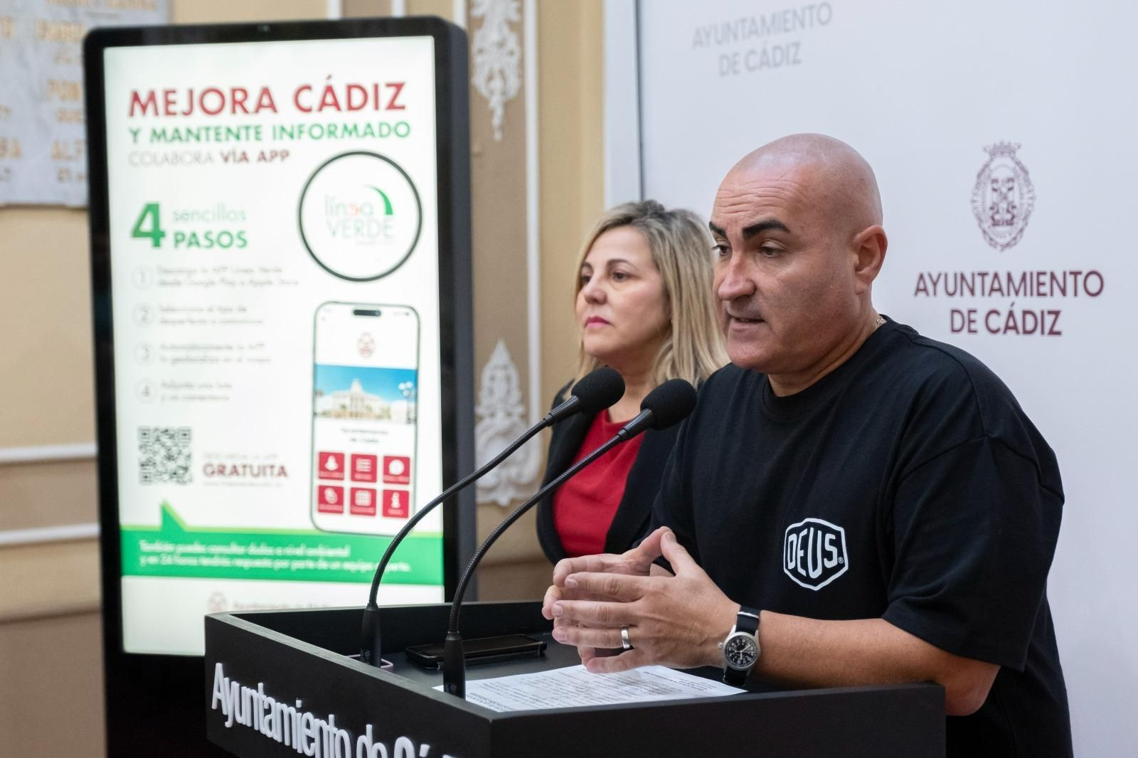 El teniente de alcalde José Carlos Teruel y la concejala Dolores Pavón, durante la presentación de la app.