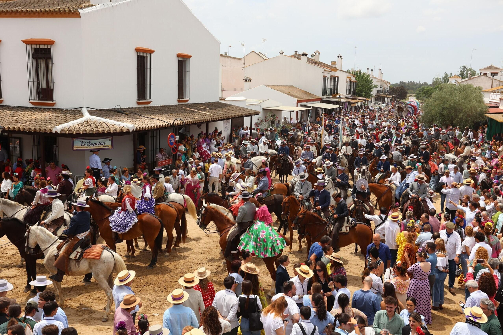 La Hermandad del Rocío de Jerez se presenta ante la Virgen