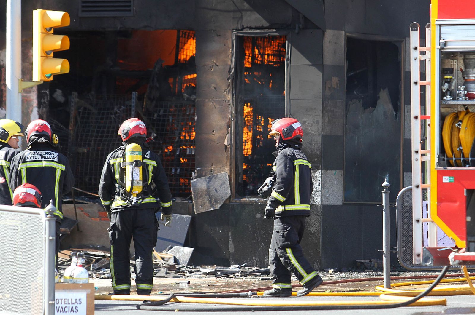 Imágenes del incendio de un bazar en la avenida de Santa Marta.