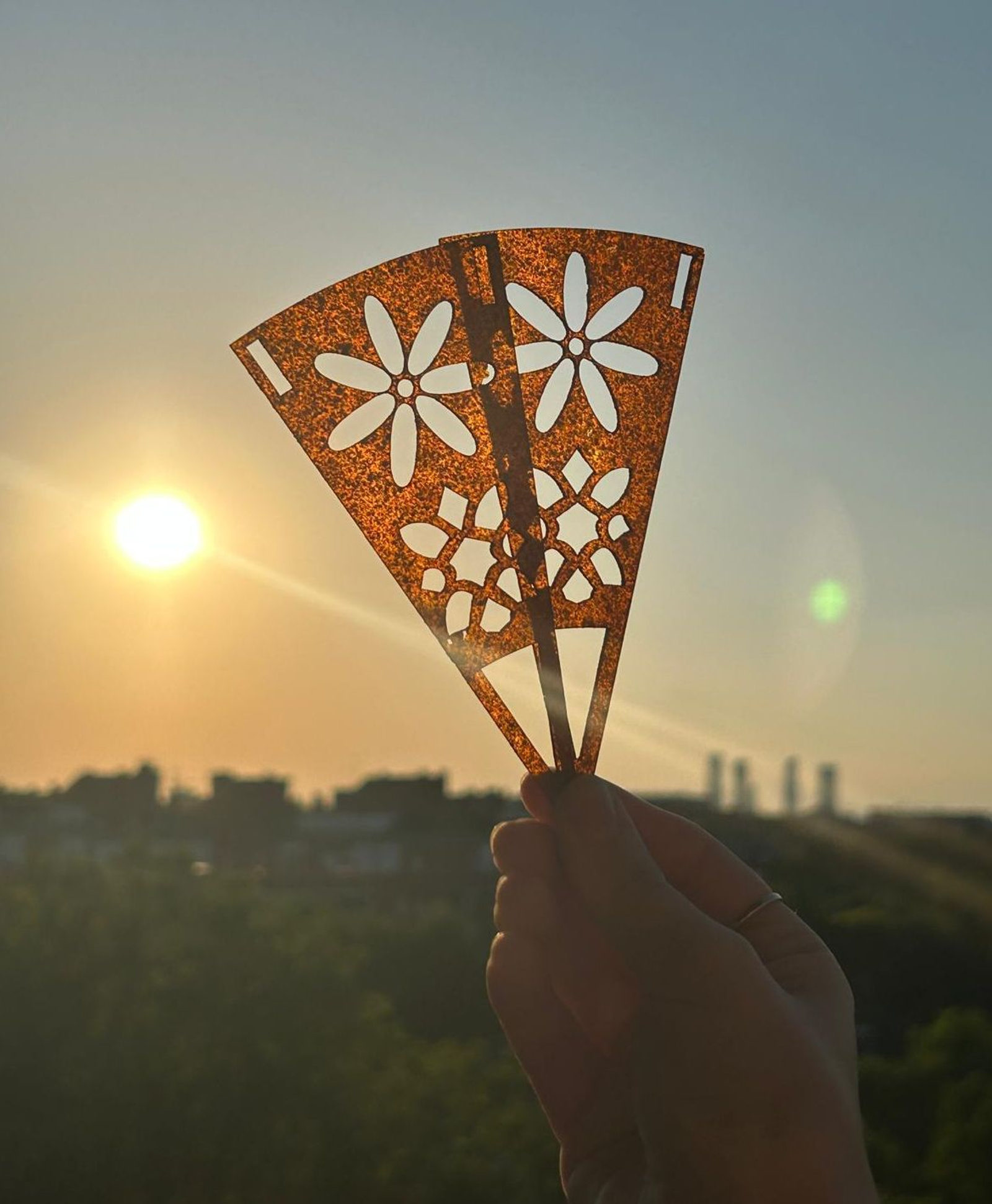 El abanico Sombra y Brisa, en un contraluz.