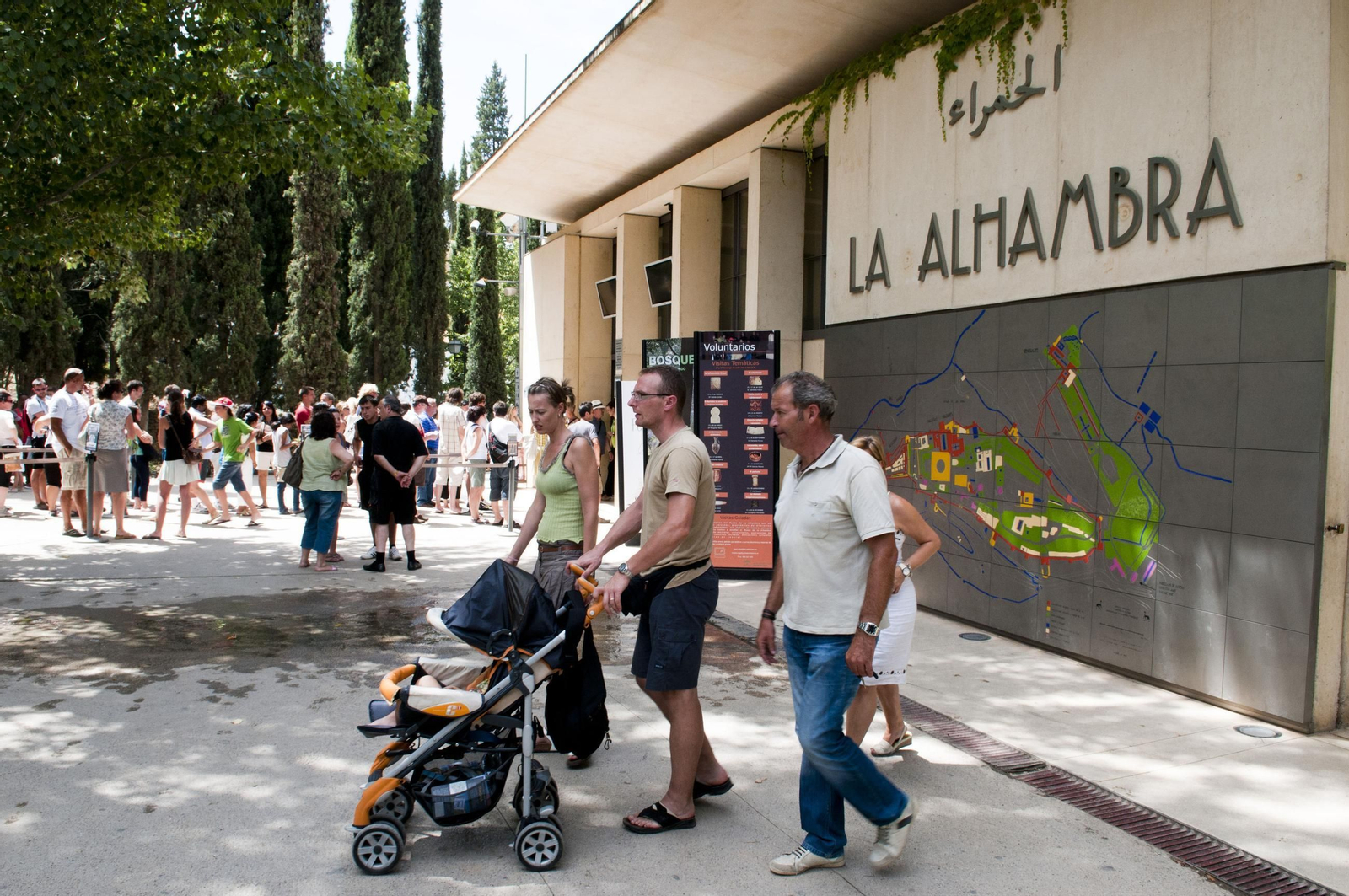 Turistas en la entrada de la Alhambra.