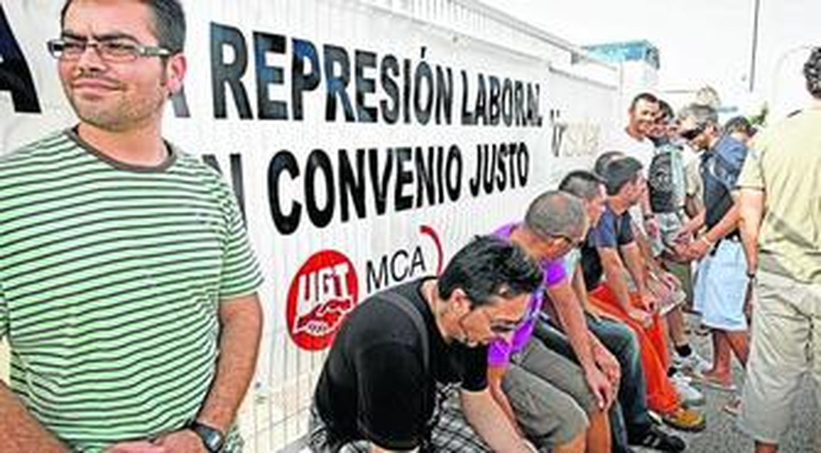 Empleados de Gadir Solar, concentrados ayer a las puertas de la factoría durante el paro del turno de mañana.