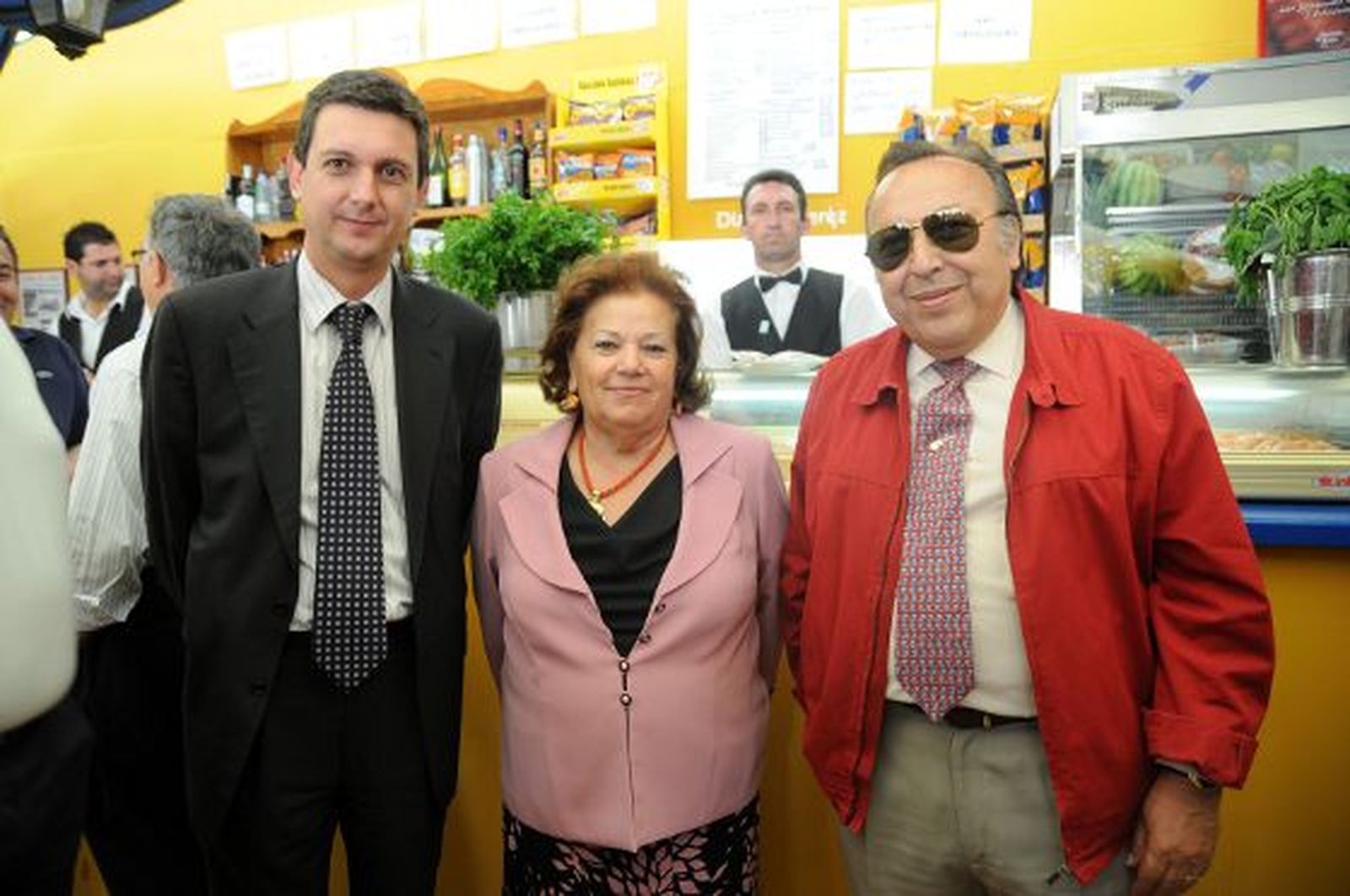 Miguel Berraquero, gerente de Diario de Jerez, junto al guitarrista Paco Cepero y su mujer, Chari Pérez.

Foto: Manuel Aranda